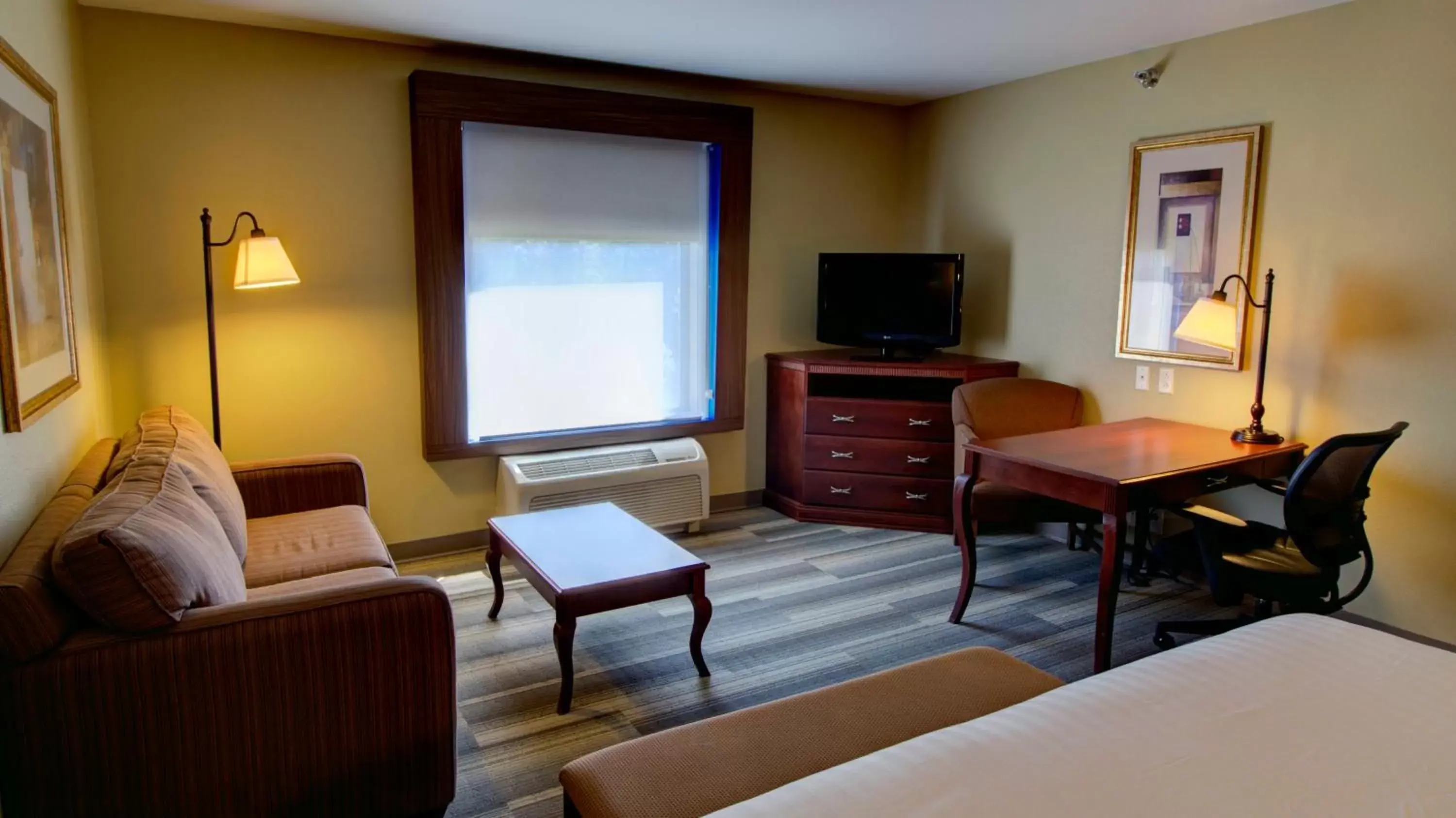 Photo of the whole room, Seating Area in Holiday Inn Express & Suites Sioux City-South, an IHG Hotel