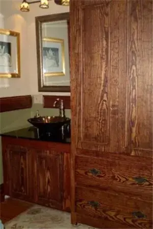 Bathroom, Kitchen/Kitchenette in Fleetwood House Bed and Breakfast