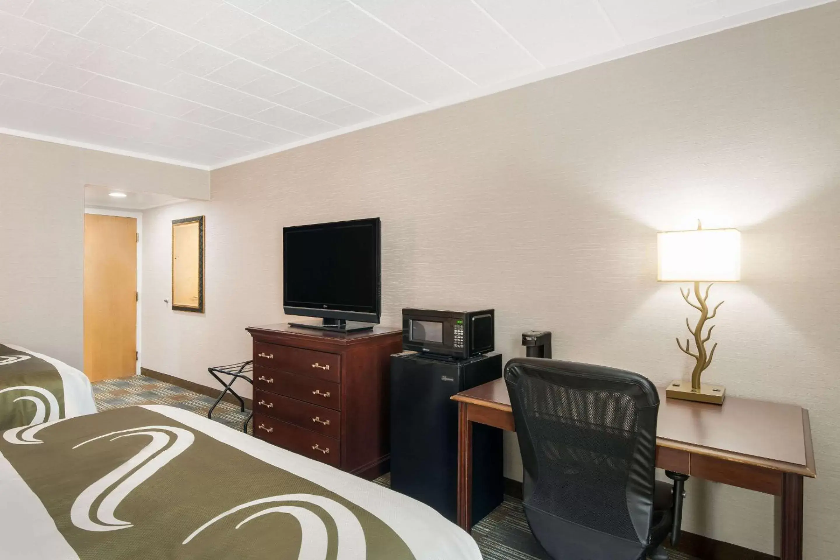 Photo of the whole room, TV/Entertainment Center in Quality Inn Bath