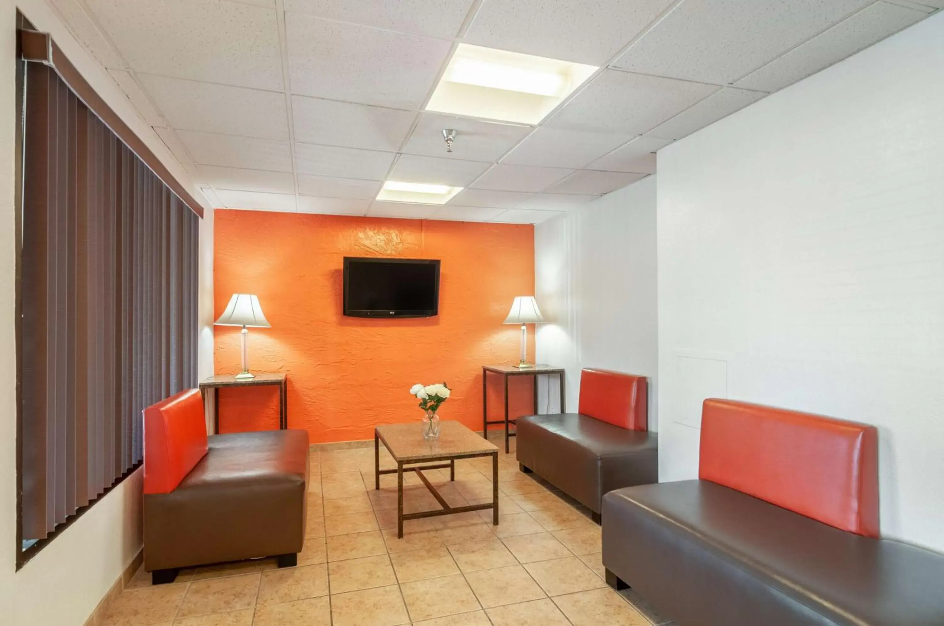 TV and multimedia, Seating Area in Motel 6-Naperville, IL
