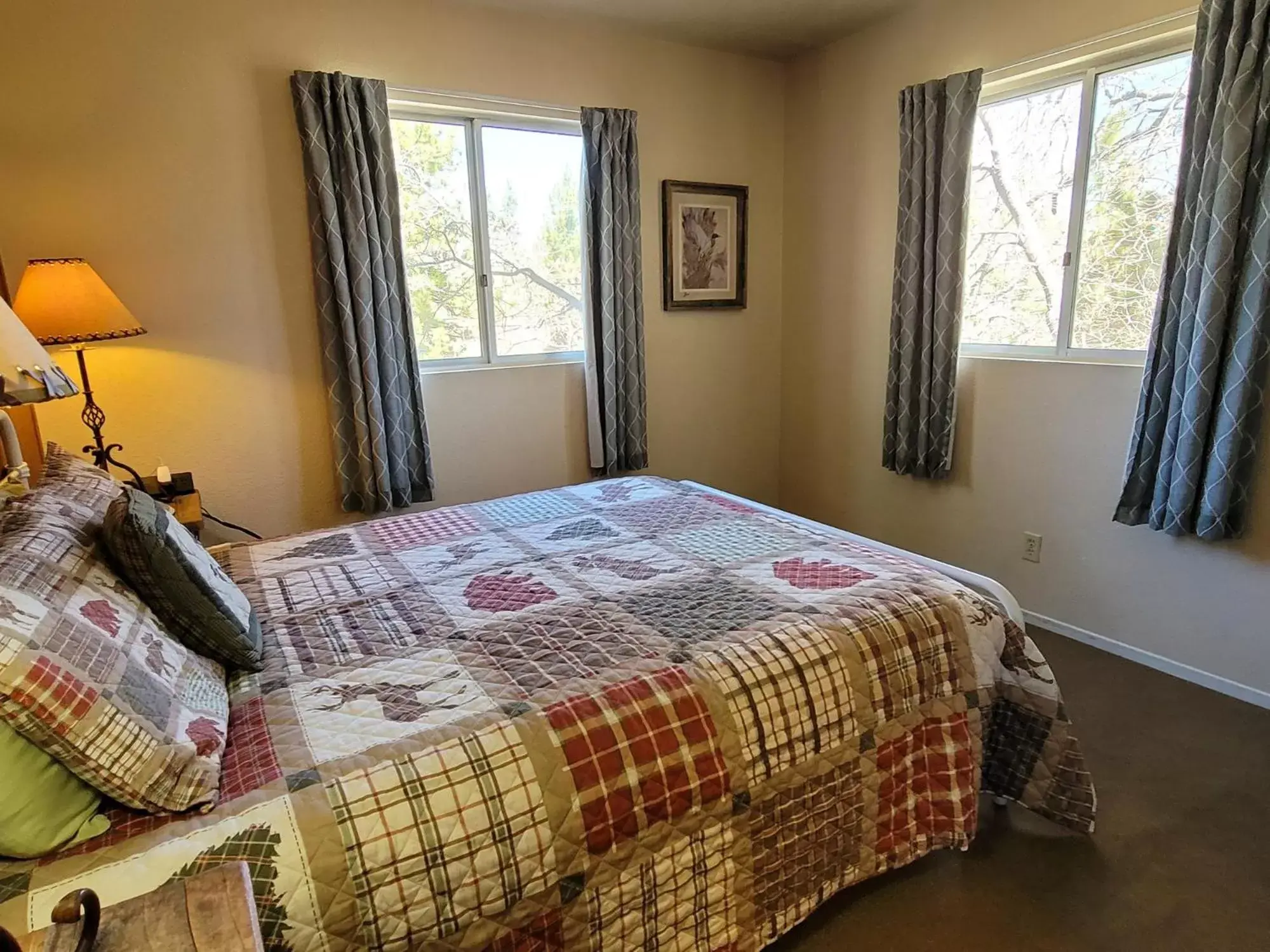 Bedroom, Bed in Hillcrest Suites & Cabins