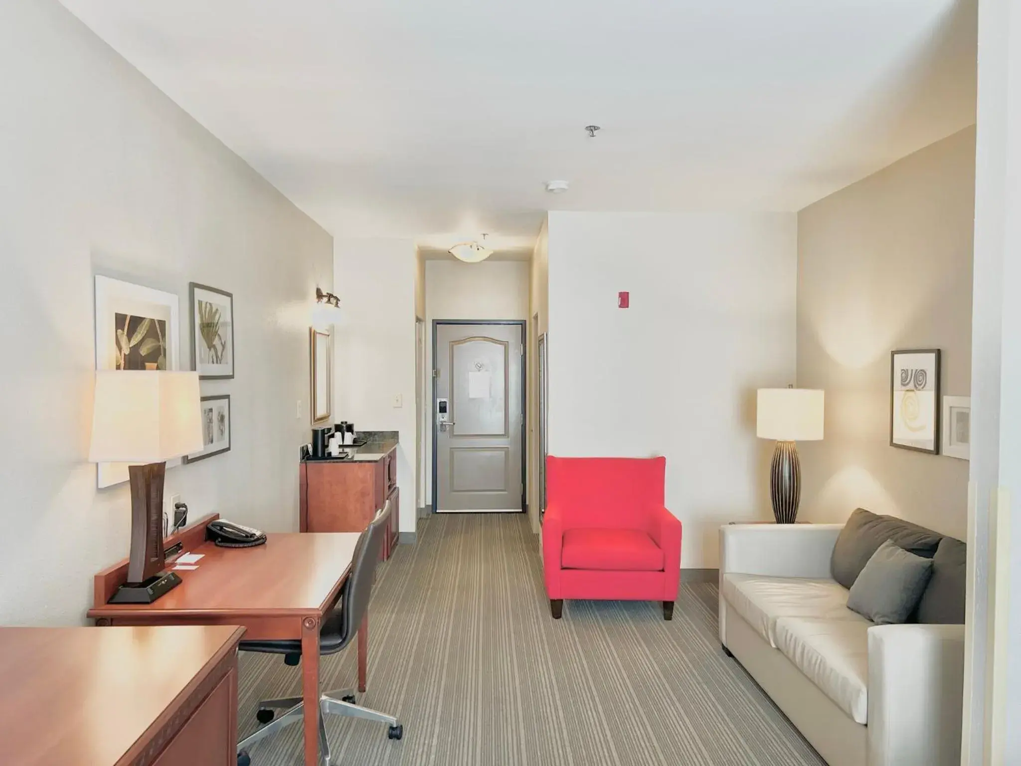 Living room, Seating Area in Country Inn & Suites by Radisson, Emporia, VA