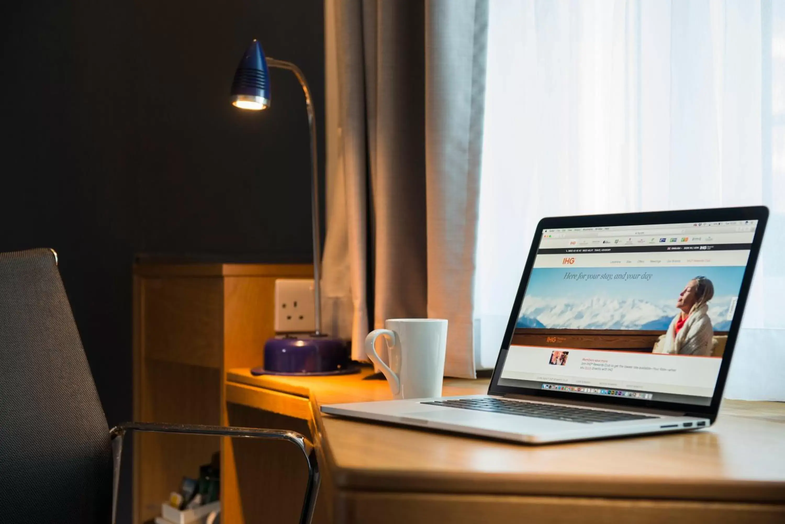 Bedroom, TV/Entertainment Center in Holiday Inn Express - Glasgow - City Ctr Riverside, an IHG Hotel