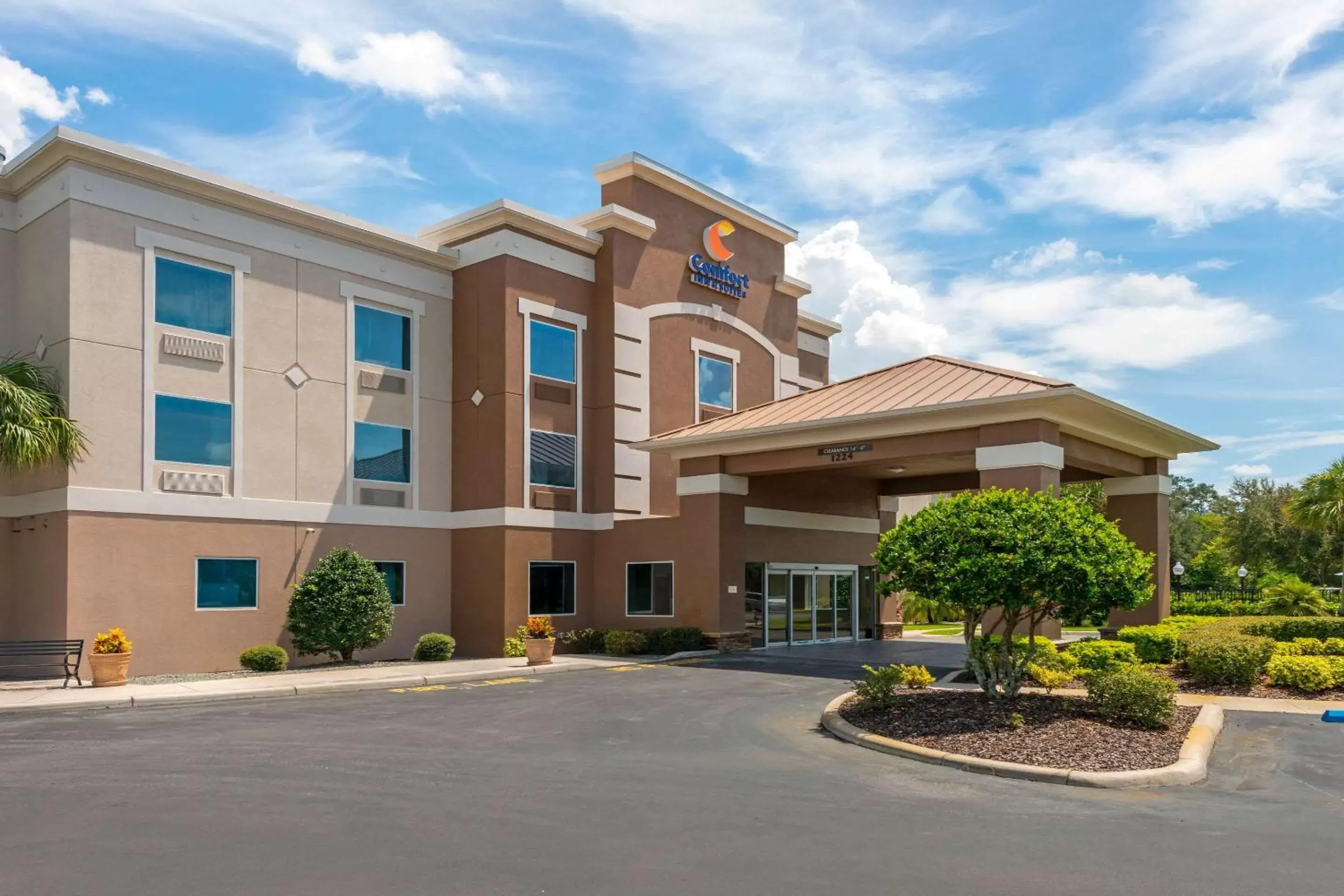 Property Building in Comfort Inn & Suites Wildwood – The Villages