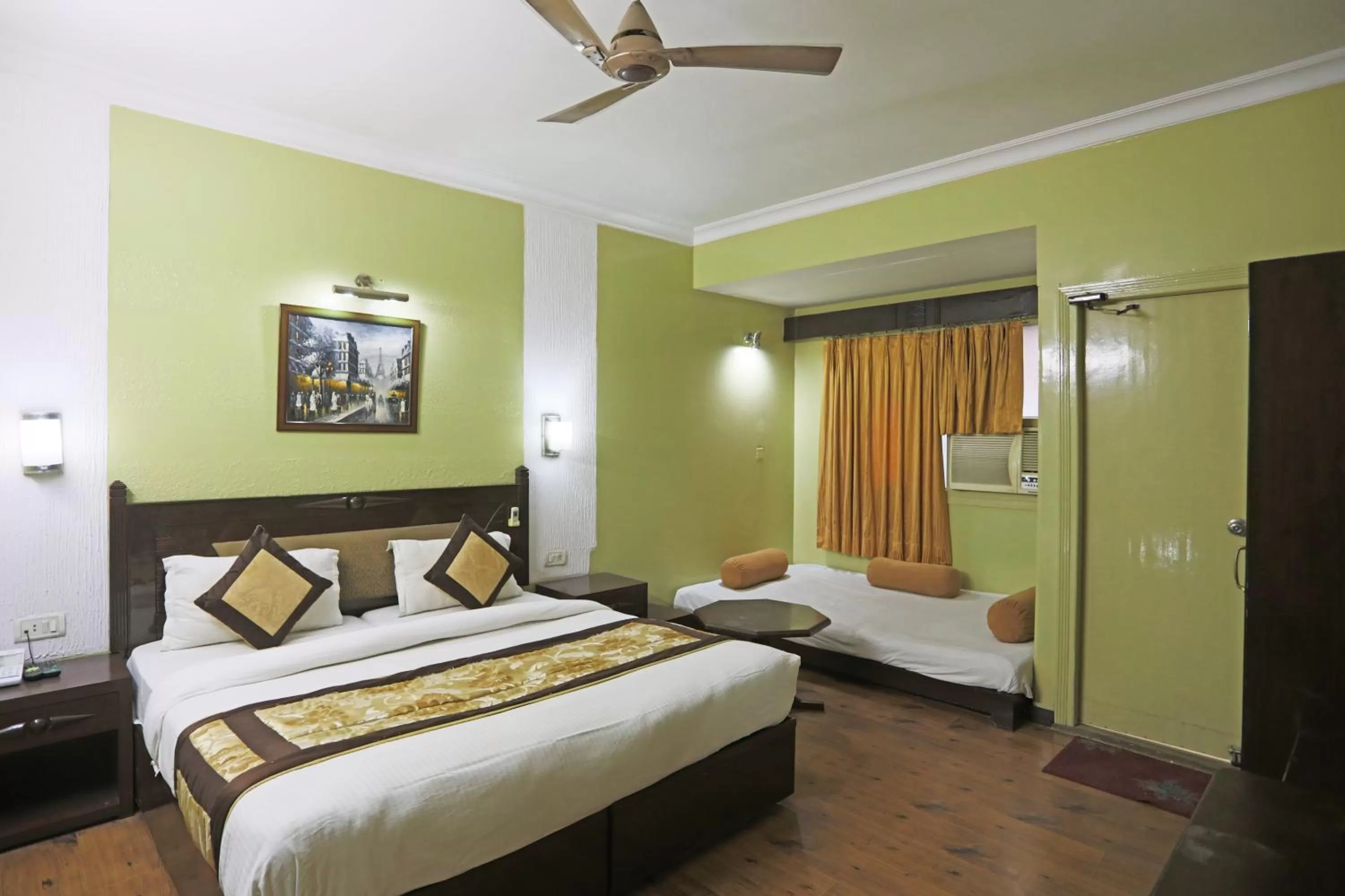 Superior Double Room in Hotel The Tourist - 1 min from New Delhi Railway Station