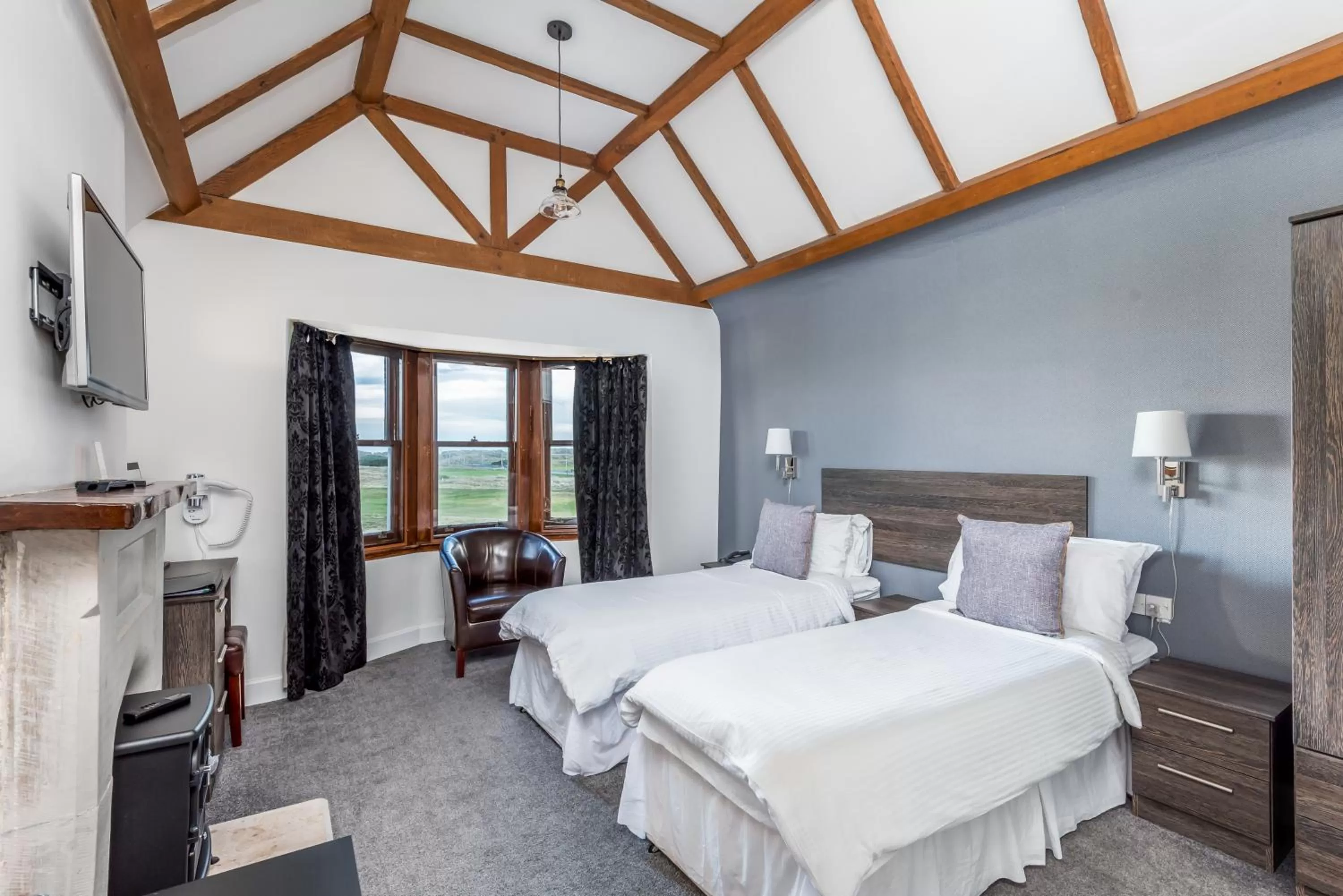 Bed in Grey Harlings Rooms