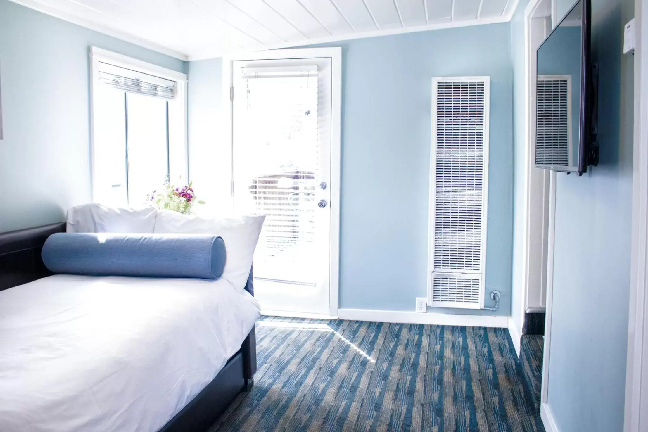 Bed in Ocean Echo Inn & Beach Cottages