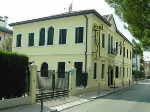 Facade/entrance, Property Building in Hotel Cris