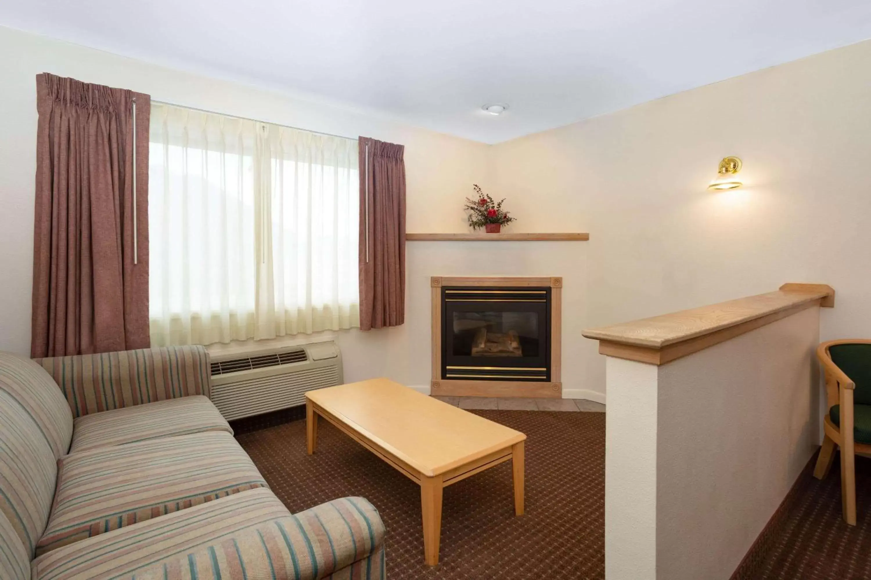 Photo of the whole room, Seating Area in Inn at Lander, Travelodge by Wyndham