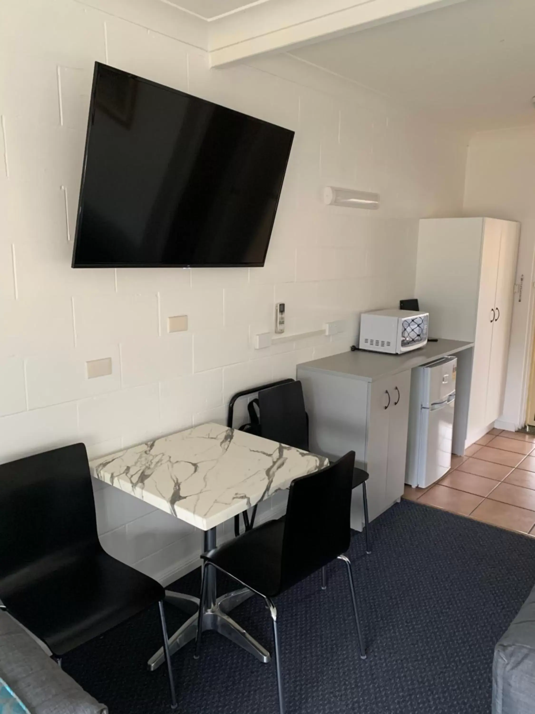 Kitchen or kitchenette, TV/Entertainment Center in Glen Innes Motel