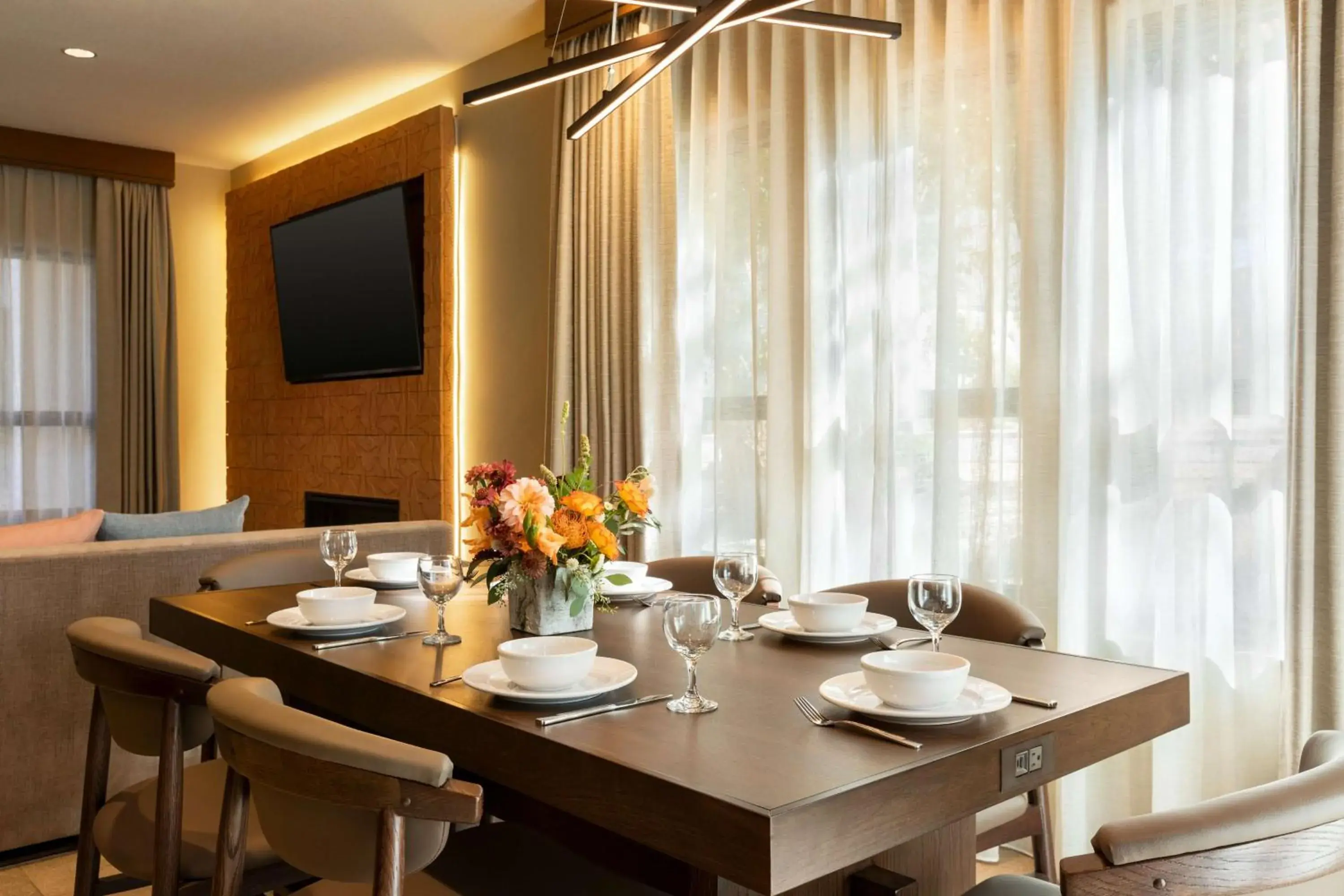 Living room, Dining Area in Casitas At The Hoodoo Moab, Curio Collection By Hilton