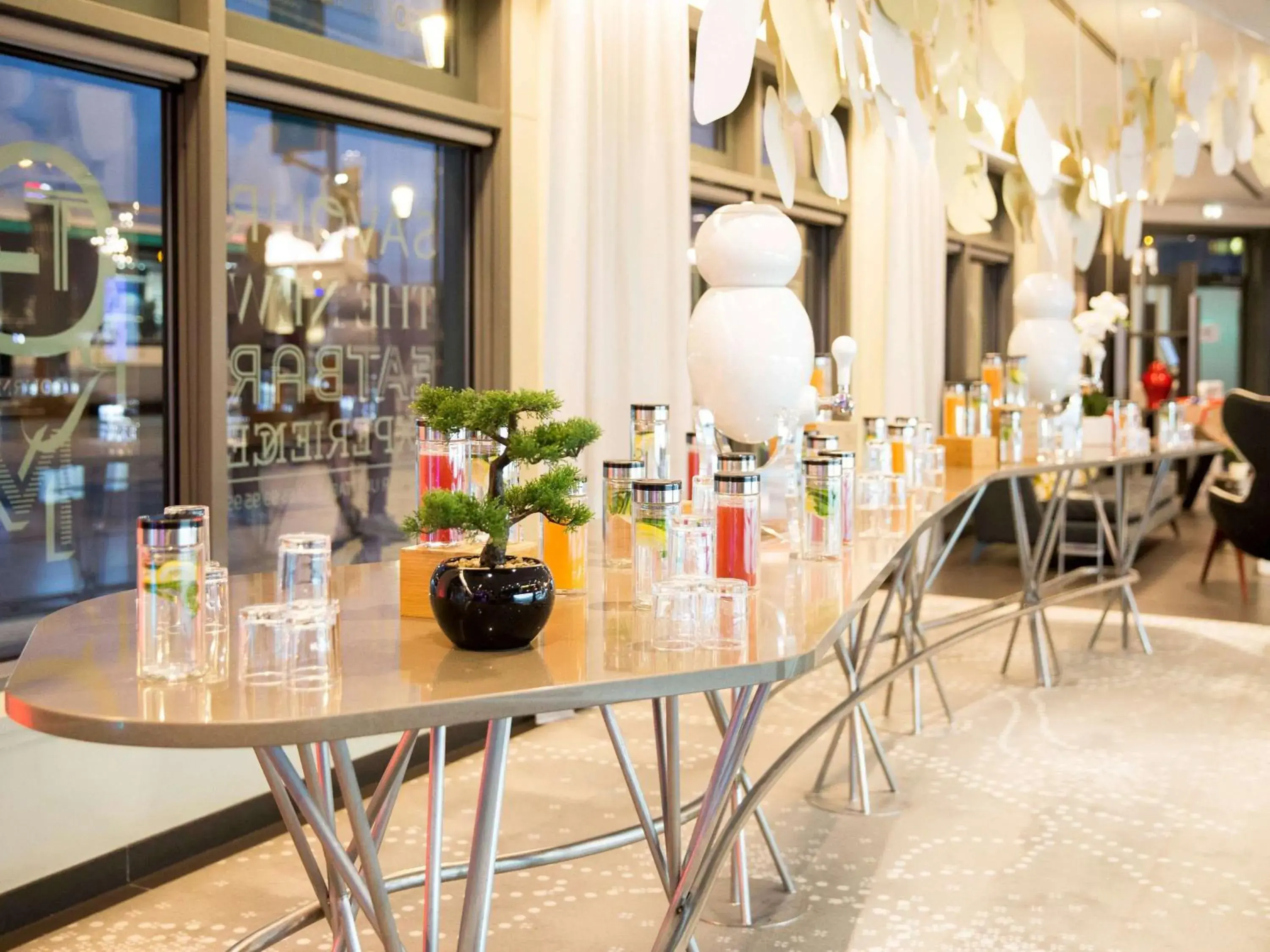 Lounge or bar, Restaurant/Places to Eat in Novotel Paris Saint Denis Stade Basilique