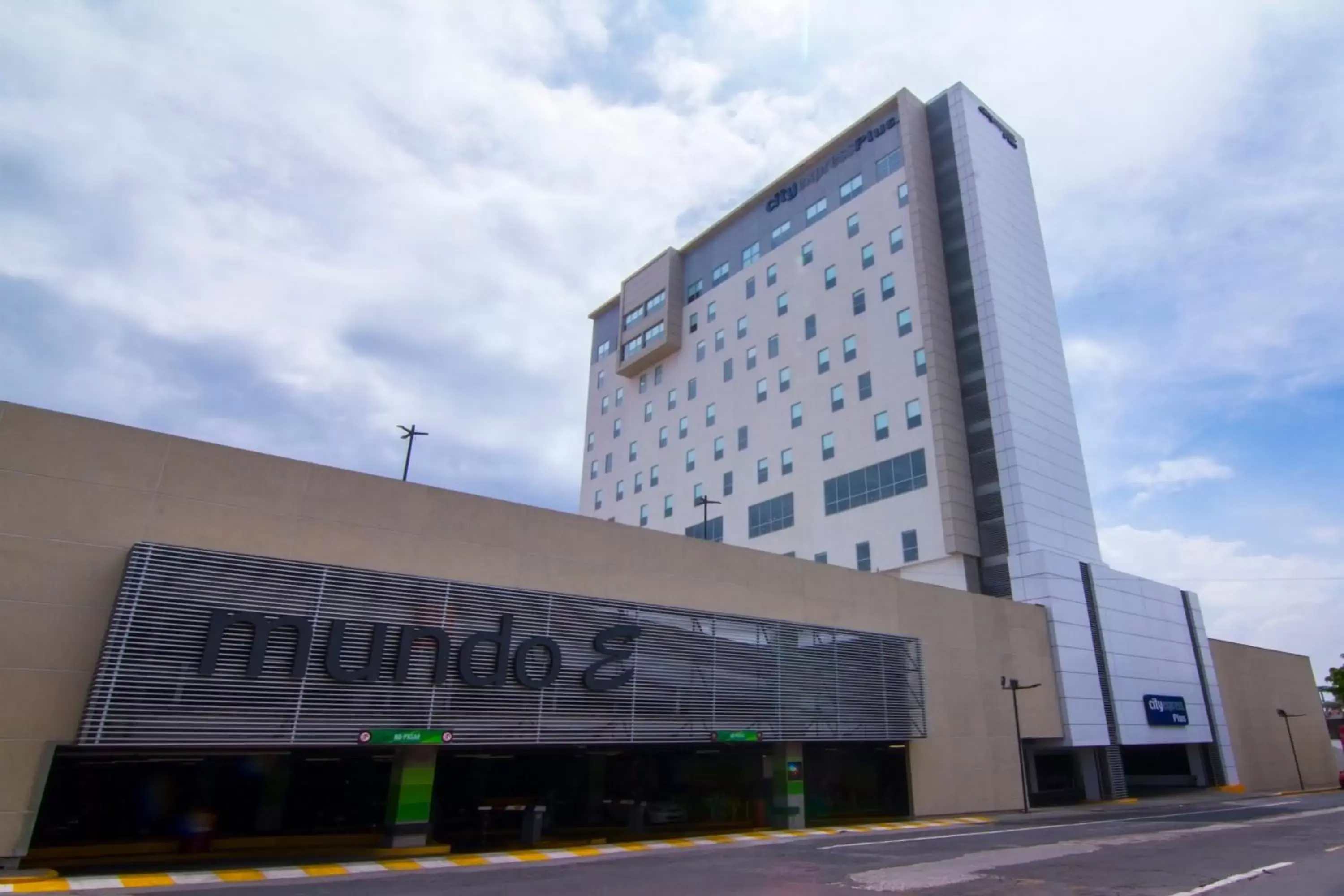 Shopping Area, Property Building in City Express Plus by Marriott Mundo E