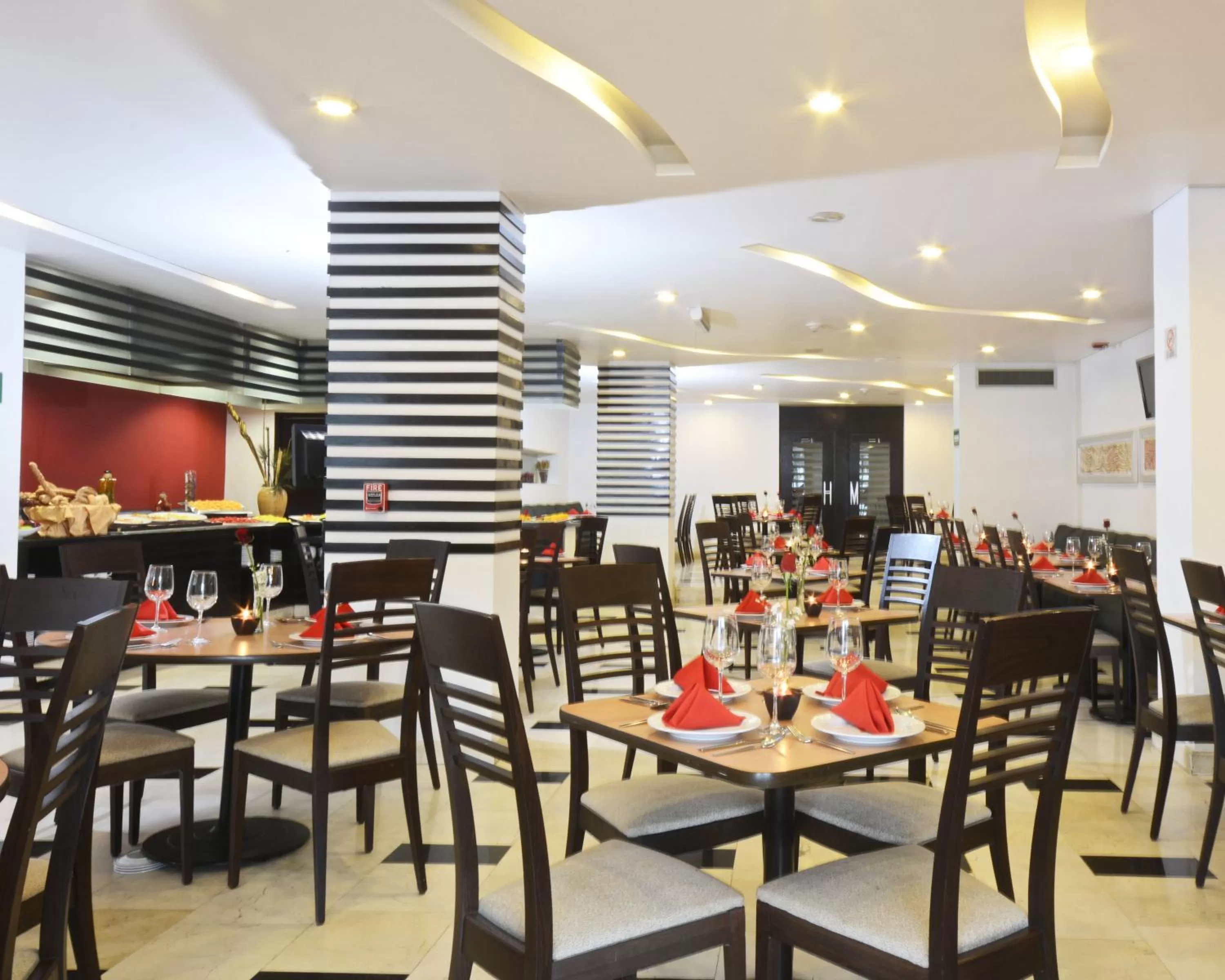 Restaurant/places to eat in Hotel & Suites PF