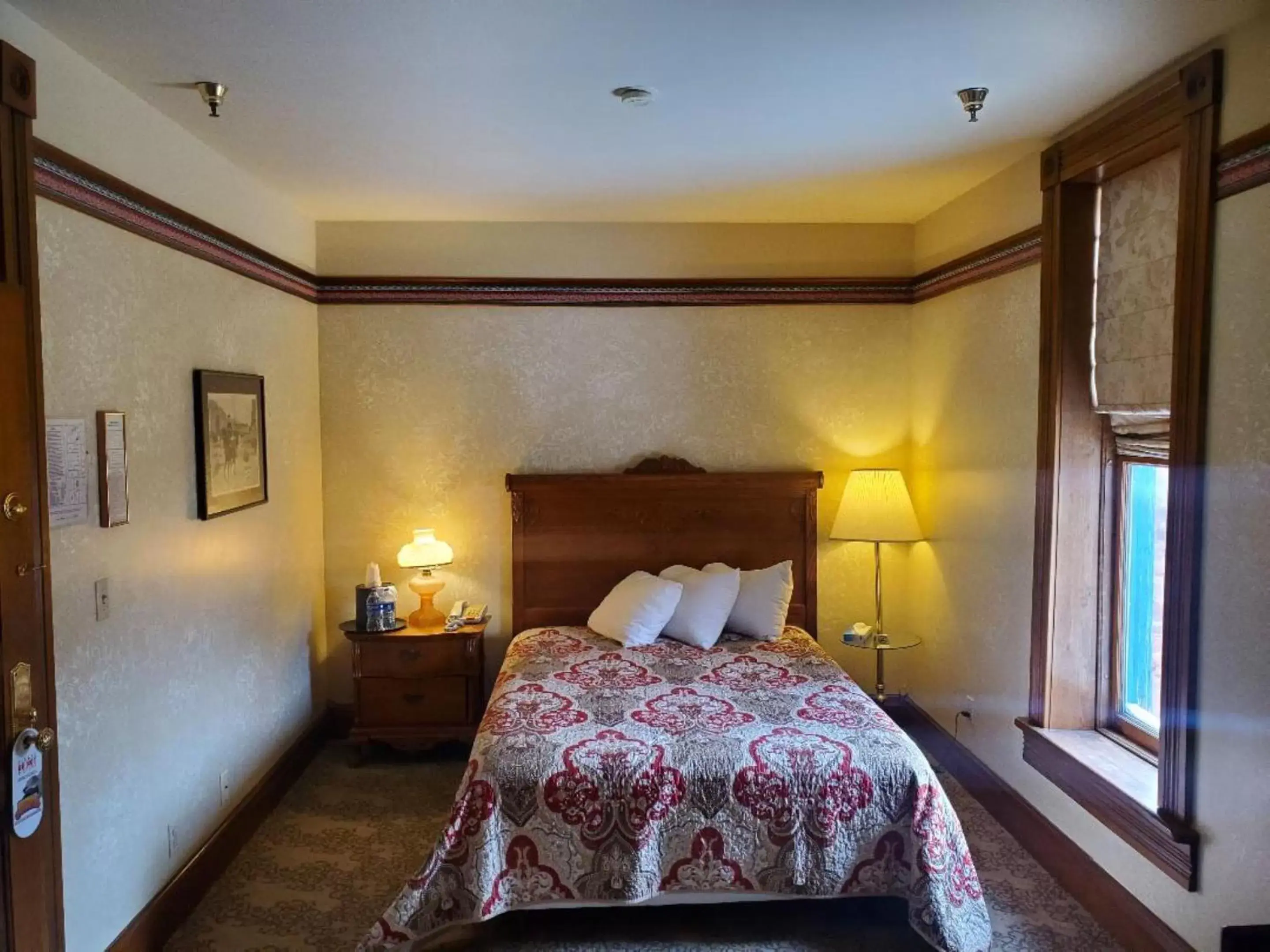 Mountain view, Bed in Historic Bullock Hotel