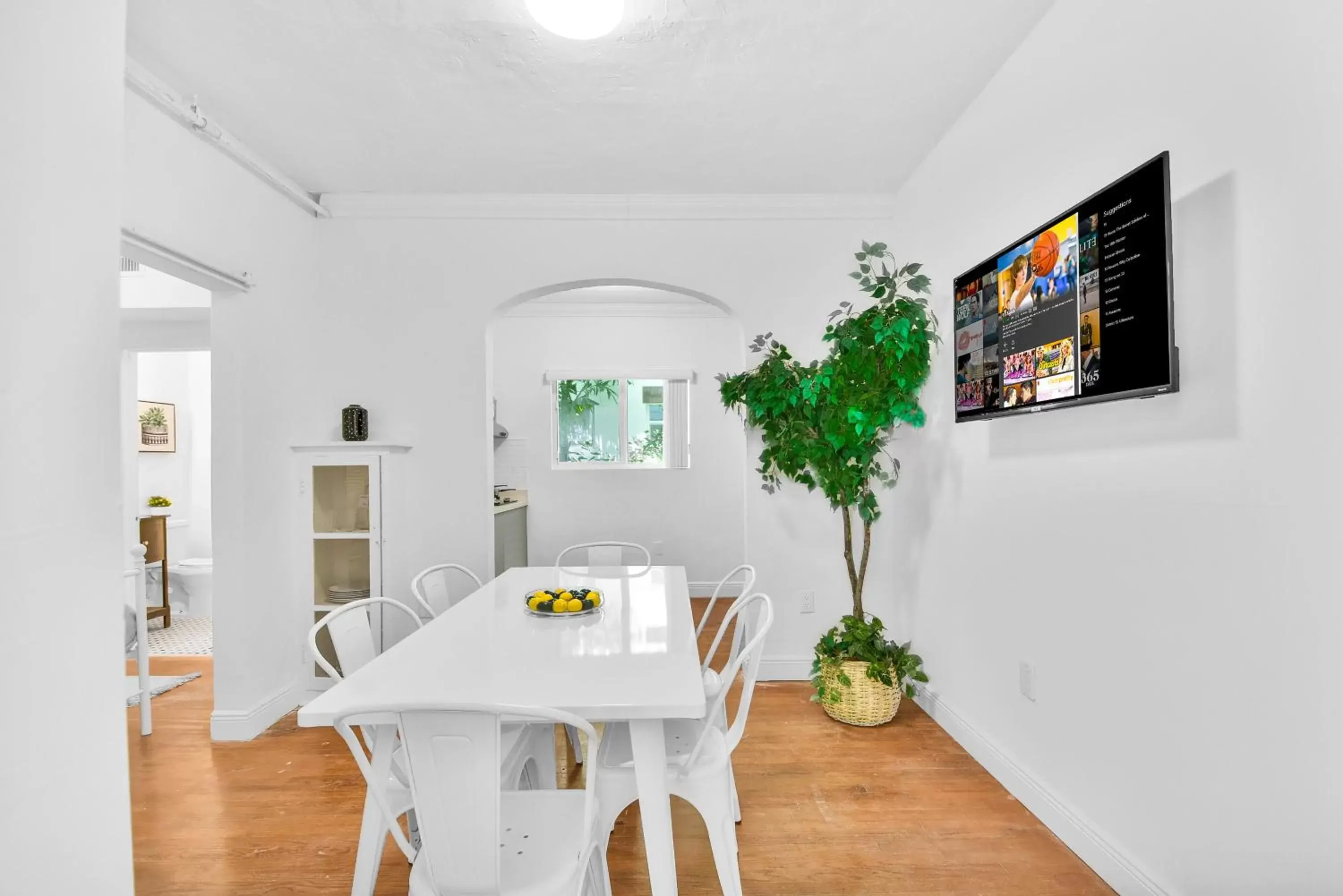 TV and multimedia, Dining Area in West Deco