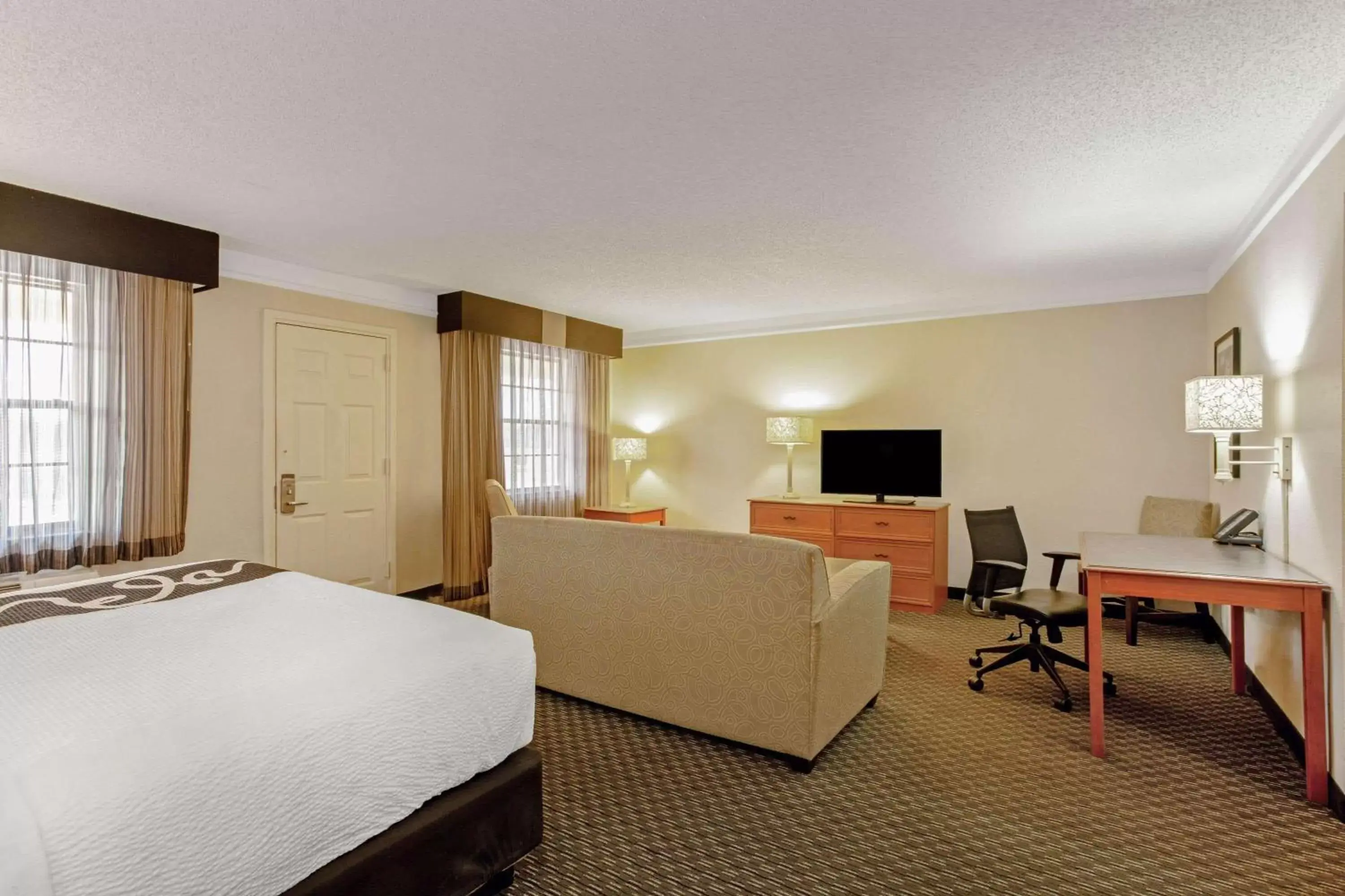 Photo of the whole room, TV/Entertainment Center in La Quinta Inn & Suites by Wyndham And Conference Center San Angelo