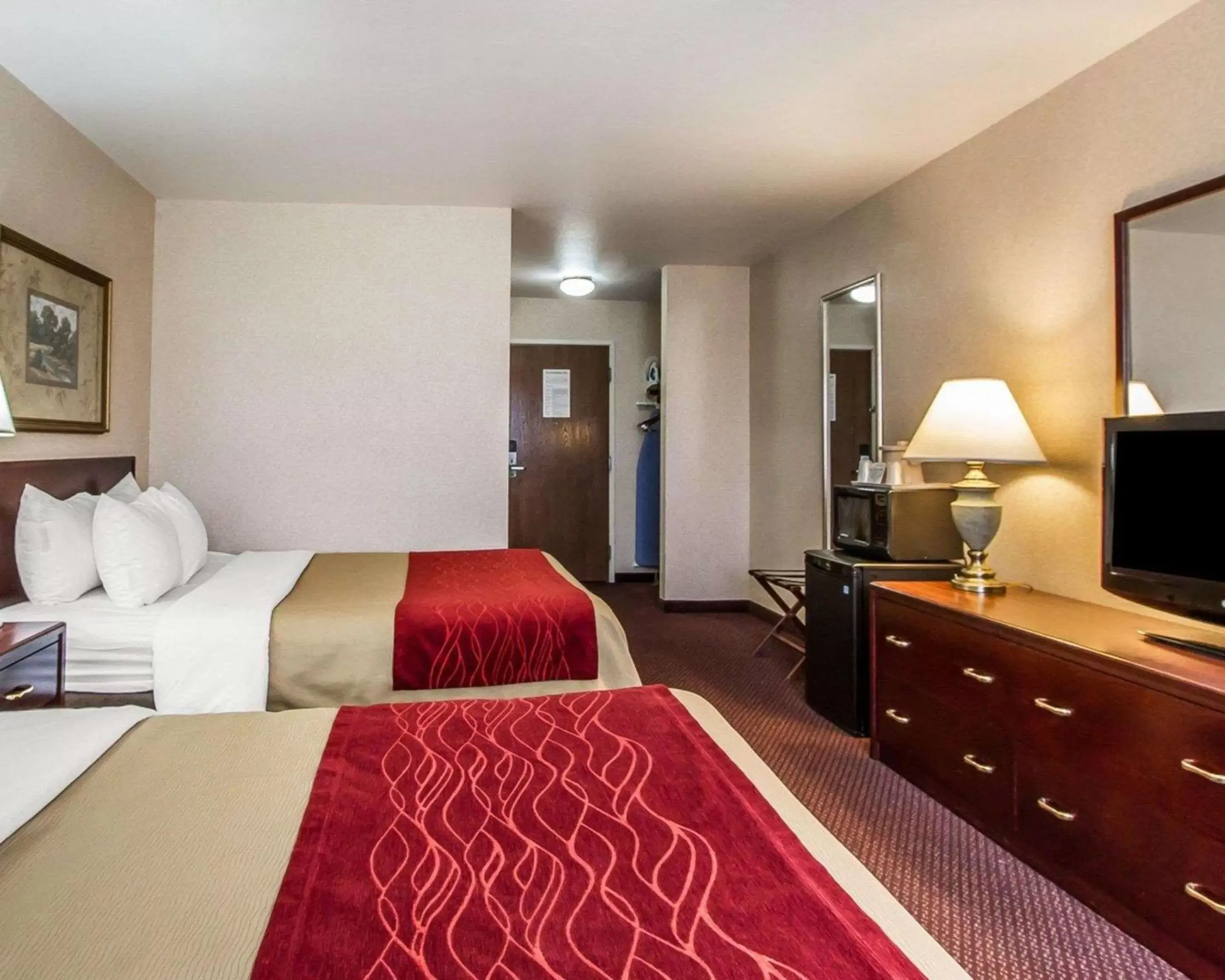 Photo of the whole room, Bed in Quality Inn & Suites Fort Madison near Hwy 61