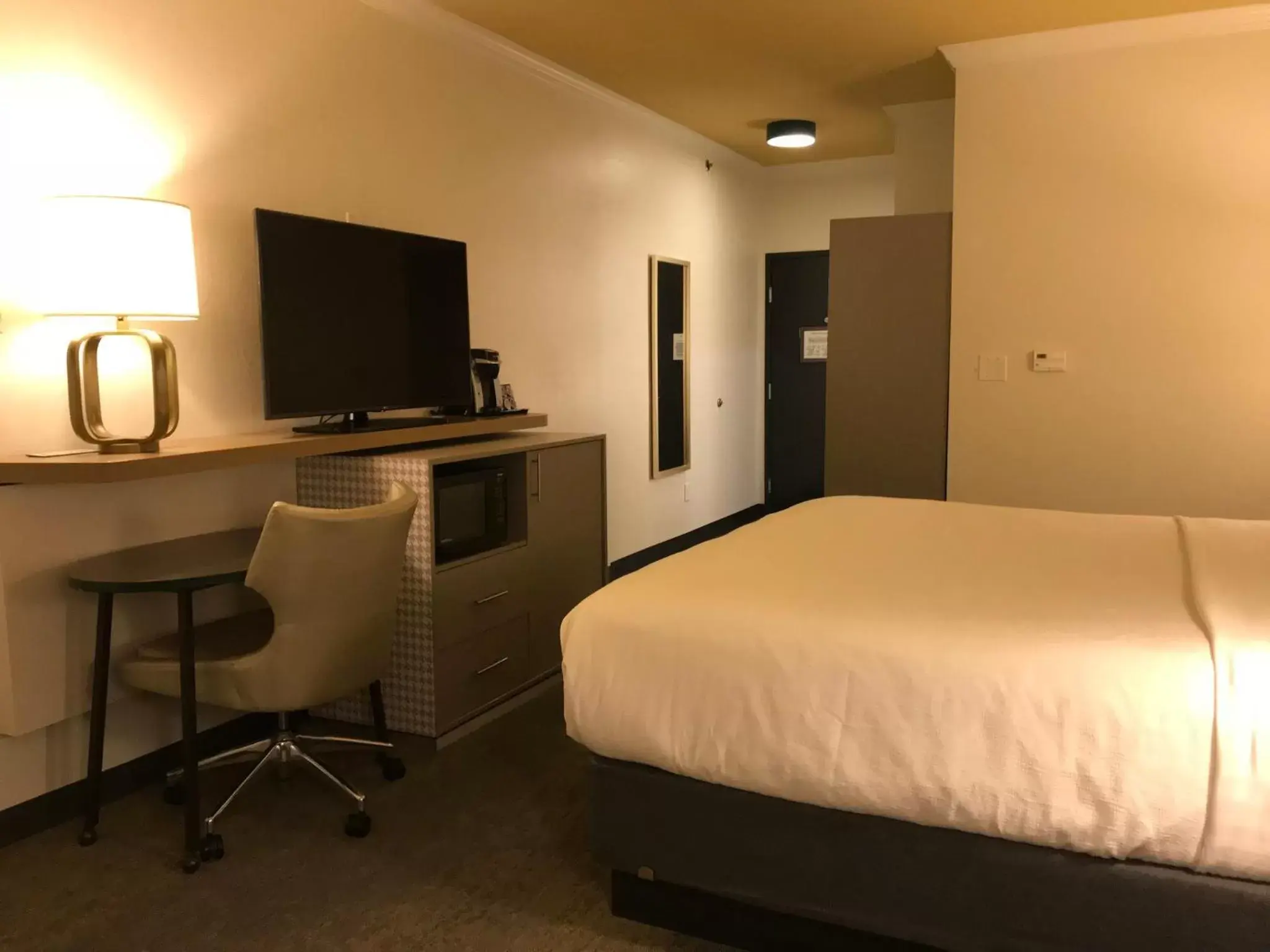 Photo of the whole room, Bed in Holiday Inn & Suites McKinney - N Allen, an IHG Hotel