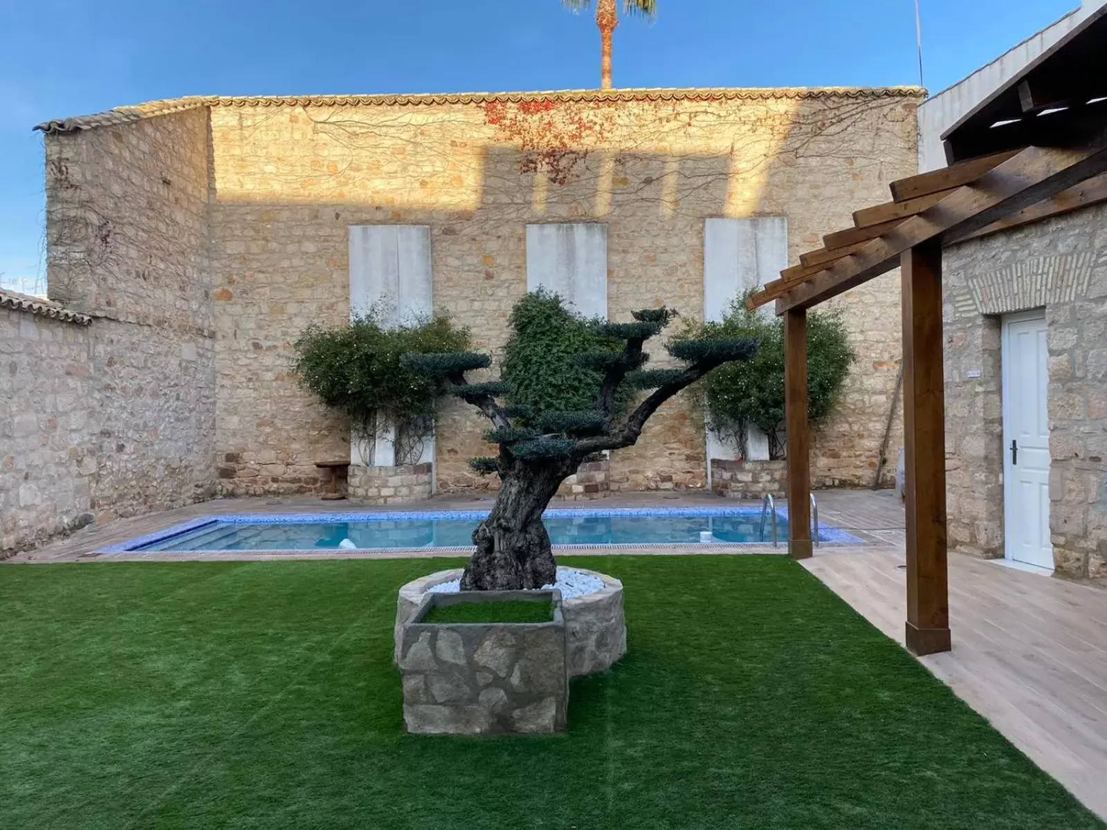 Garden, Swimming Pool in HOTEL CASABLANCA BOUTIQUE