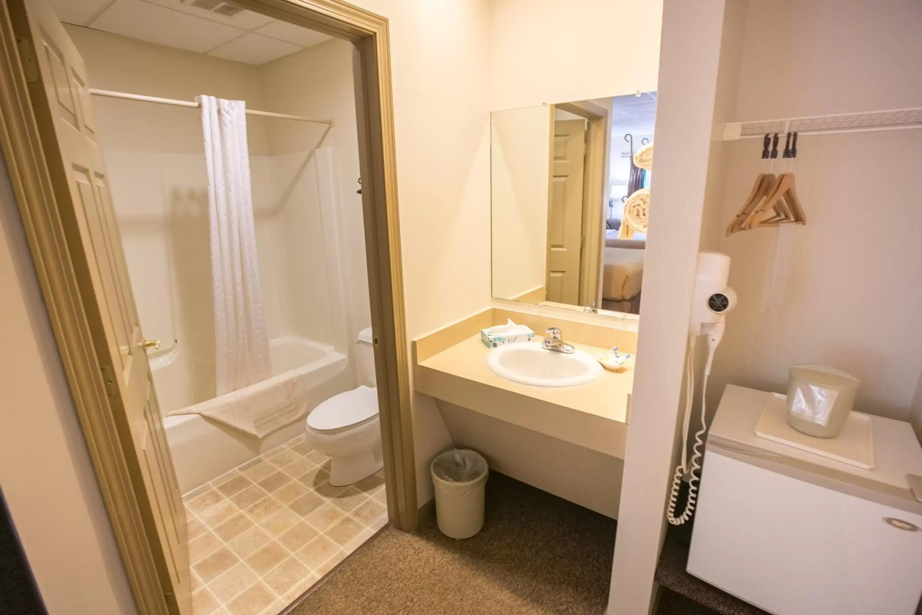 Shower, Bathroom in Lodging on the Square