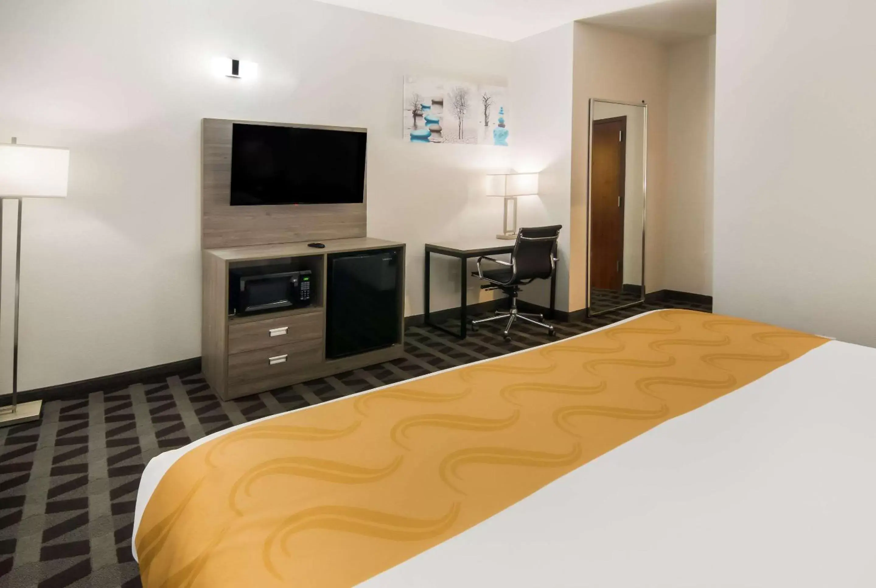 Bedroom, TV/Entertainment Center in Quality Inn & Suites