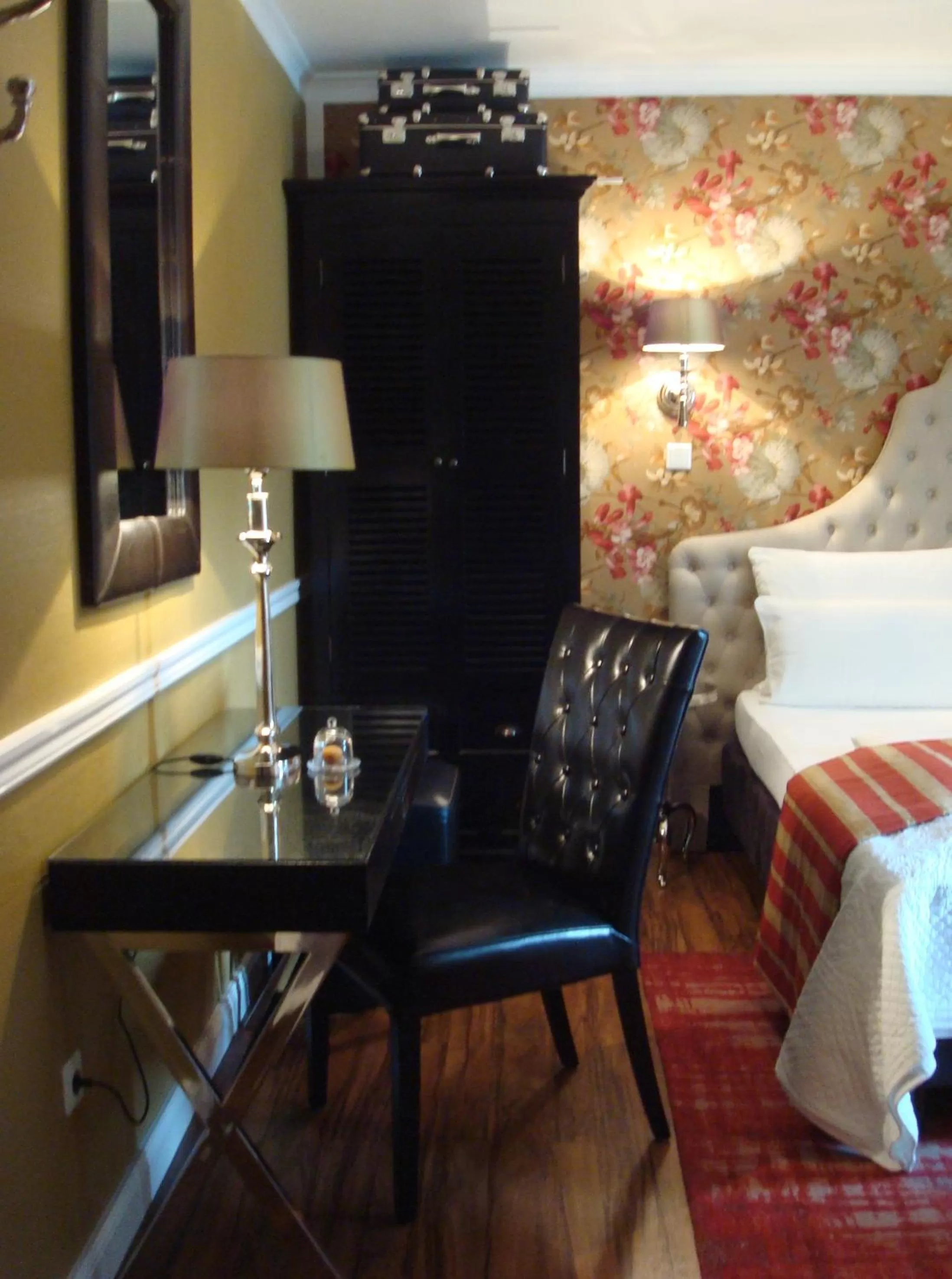 Photo of the whole room, Bed in Hotel Sir & Lady Astor