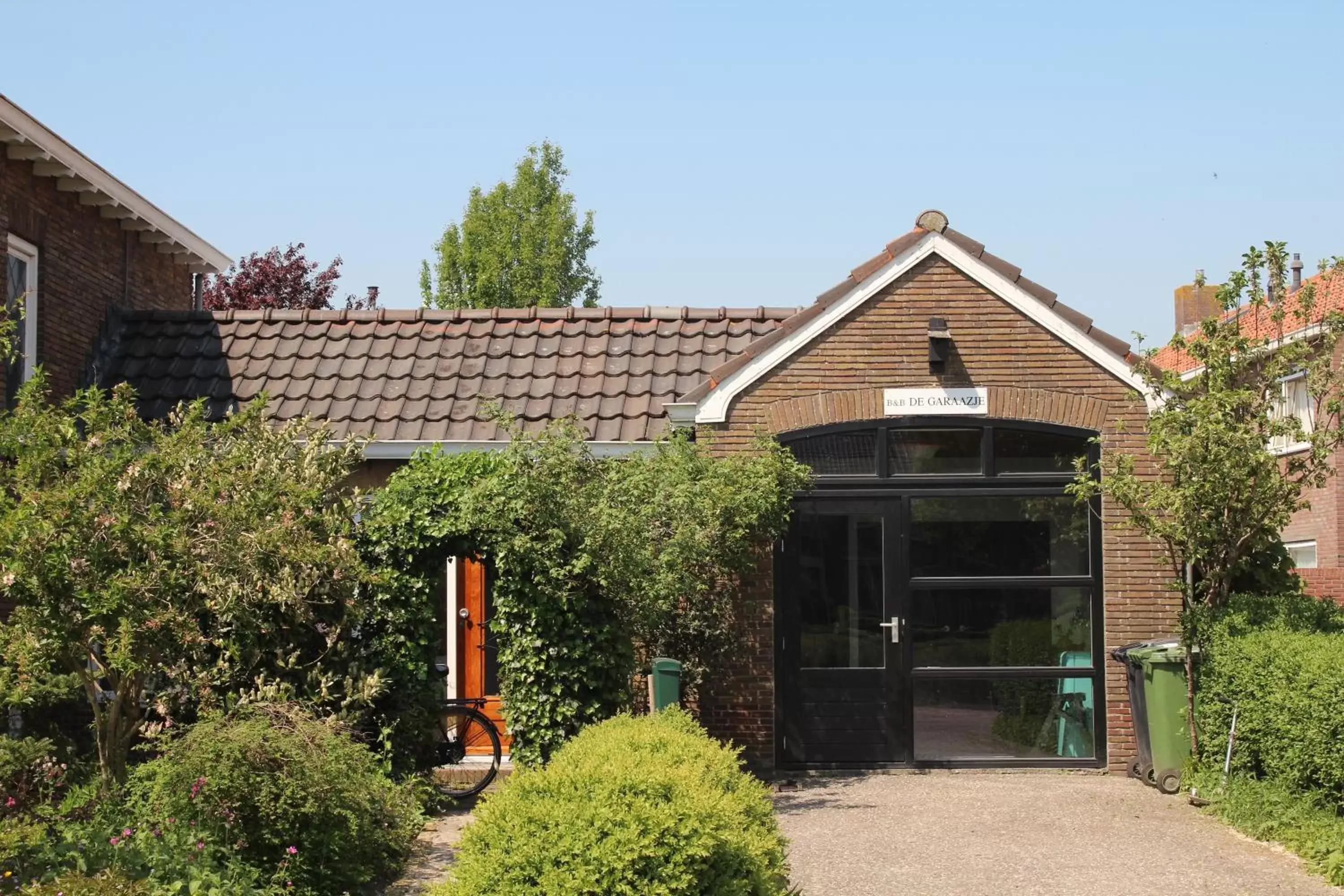 Facade/entrance, Property Building in B&B de Garaazje