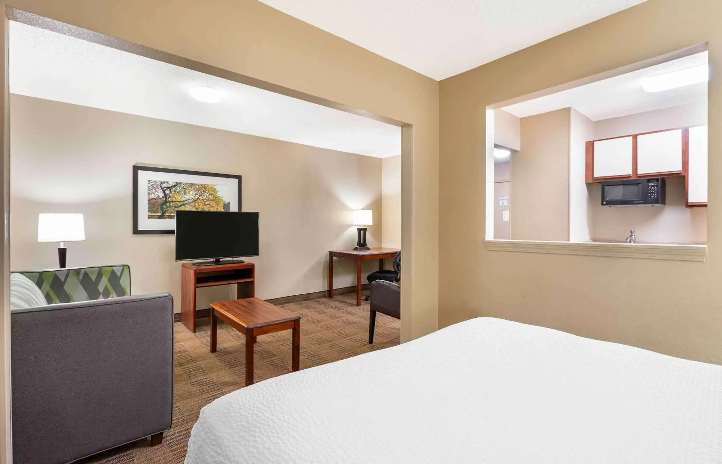 Bedroom, TV/Entertainment Center in Extended Stay America Suites - Dayton - Fairborn