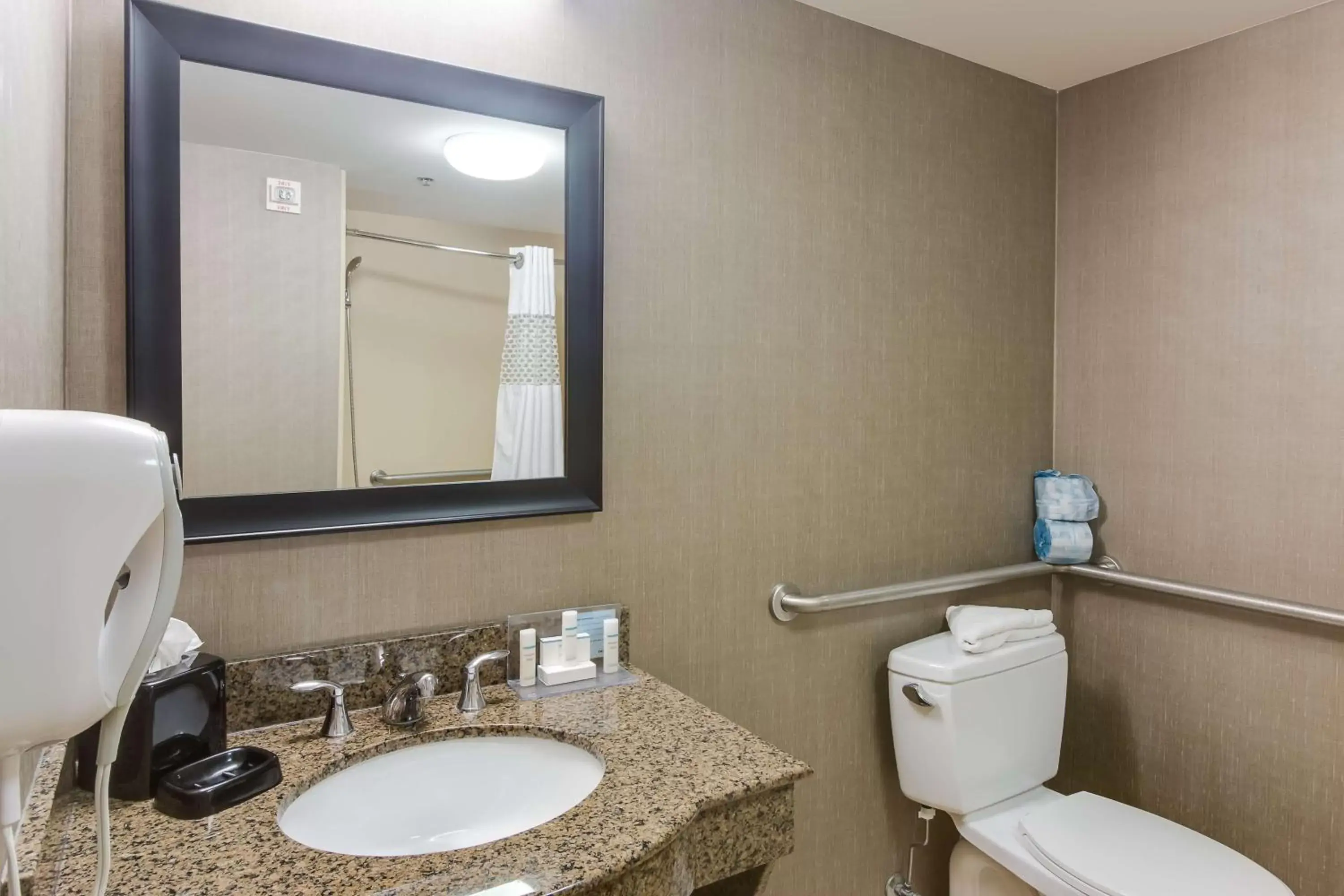 Bathroom in Hampton Inn & Suites Mount Juliet