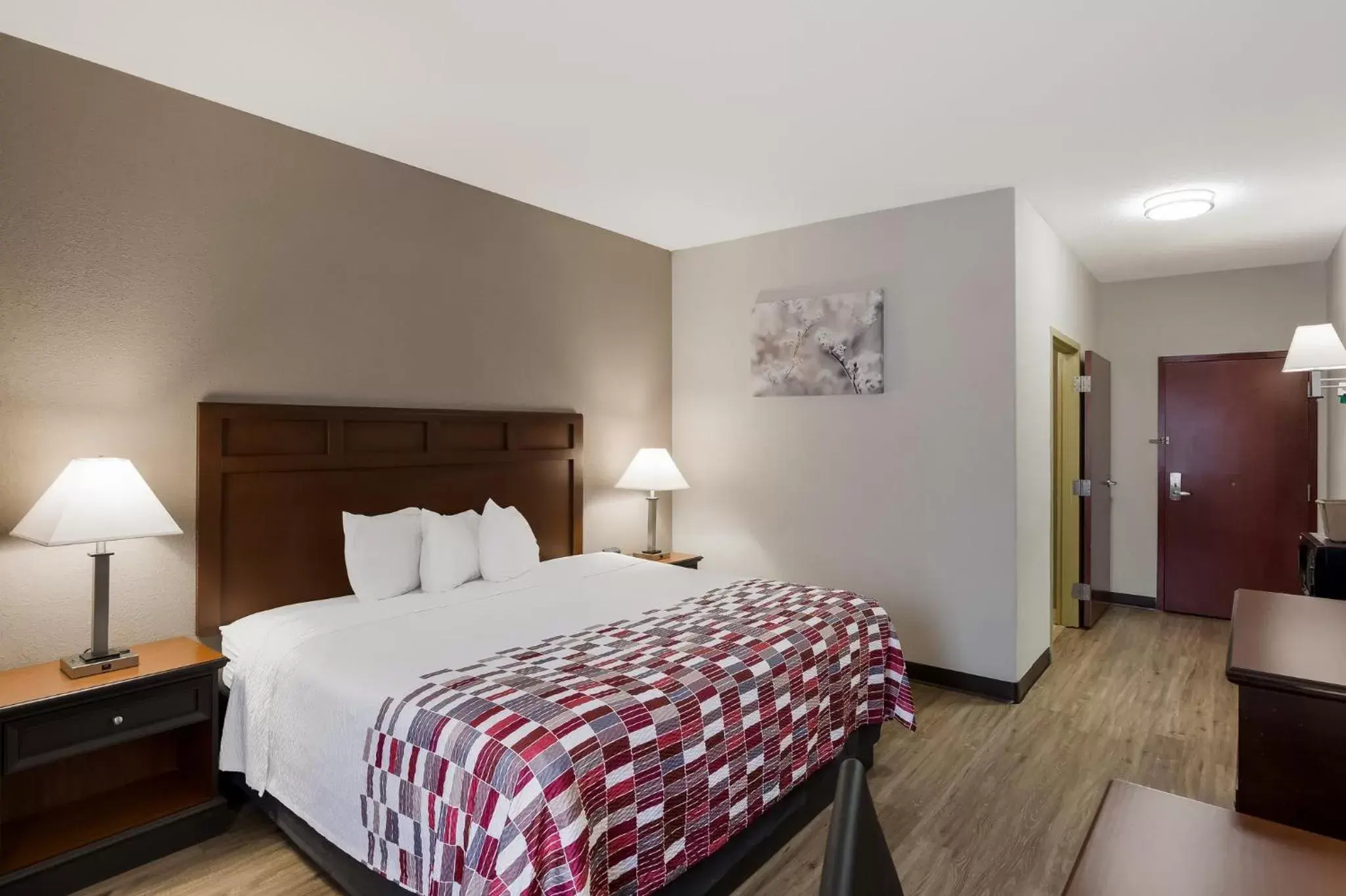 Bedroom, Bed in Red Roof Inn & Suites Bloomsburg - Mifflinville