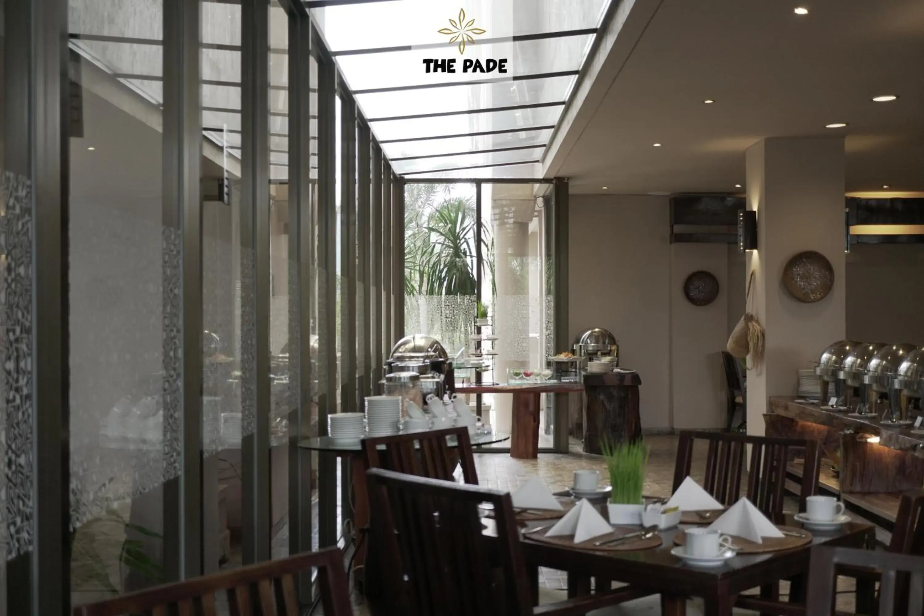 Restaurant/Places to Eat in The Pade Hotel