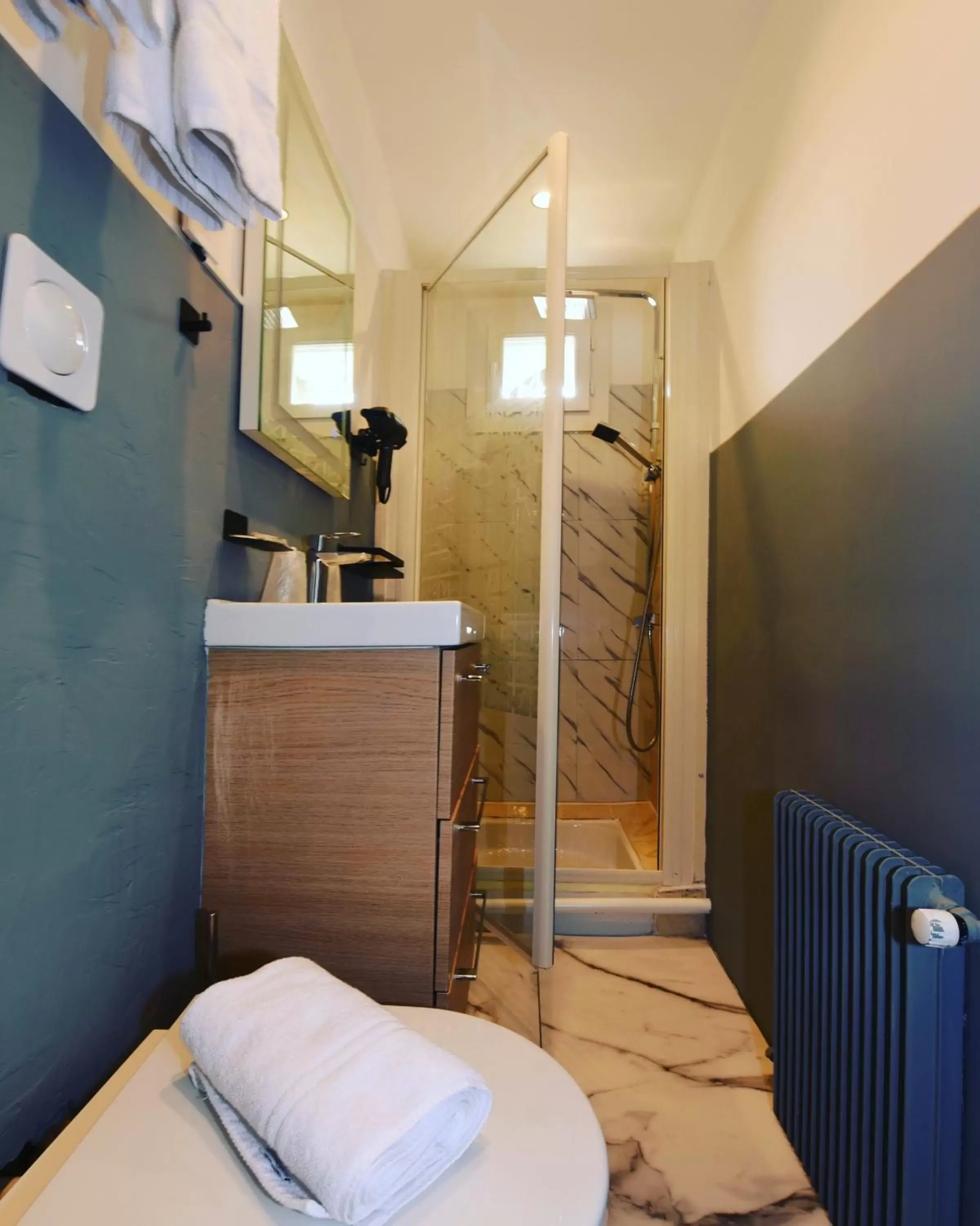 Shower, Bed in Hôtel du Golfe Sete-Balaruc