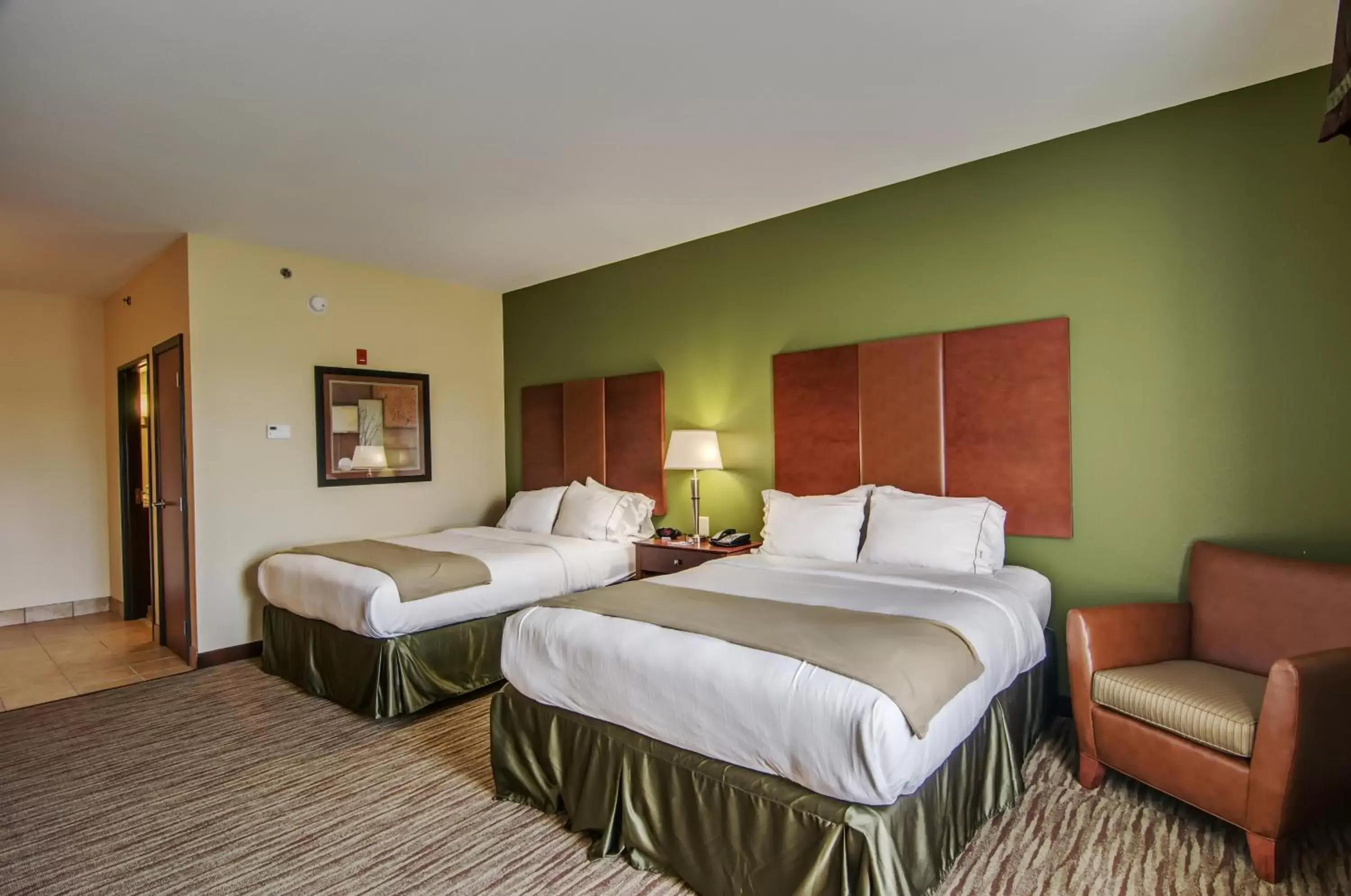 Deluxe Queen Suite with Bath Tub - Hearing Accessible/Non-Smoking in Holiday Inn Express & Suites Wytheville, an IHG Hotel Deluxe Queen Suite with Bath Tub - Hearing Accessible/Non-Smoking in Holiday Inn Express & Suites Wytheville, an IHG Hotel