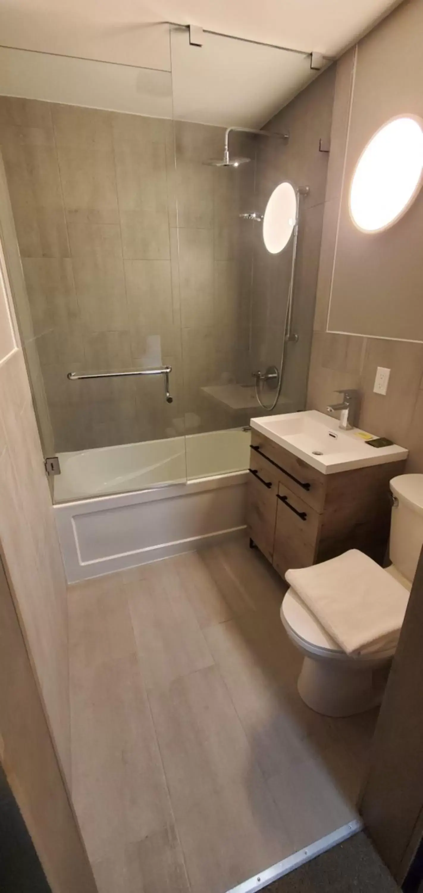 Shower, Bathroom in Moira Lake Motel