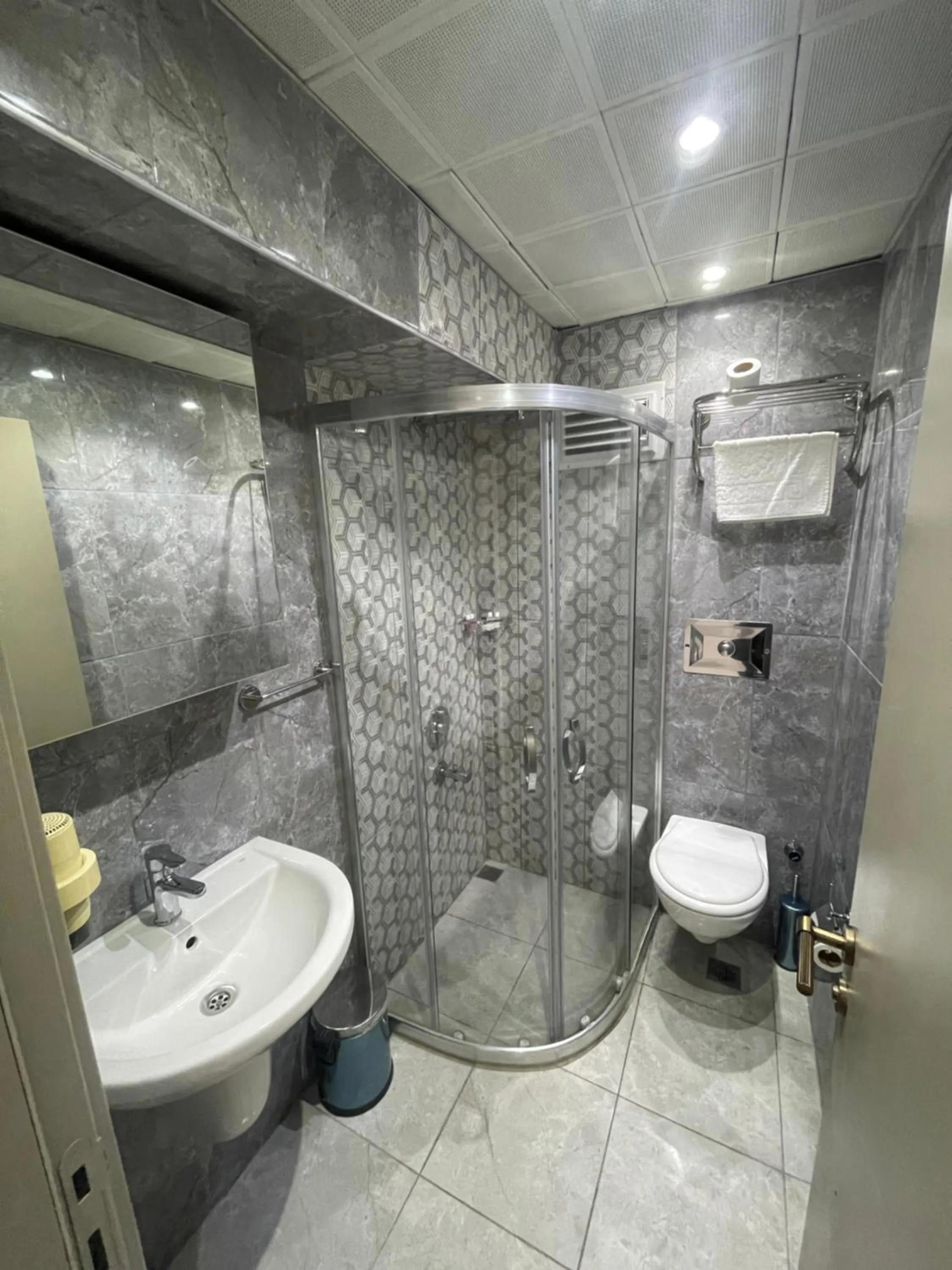 Shower in Kuran Hotel International