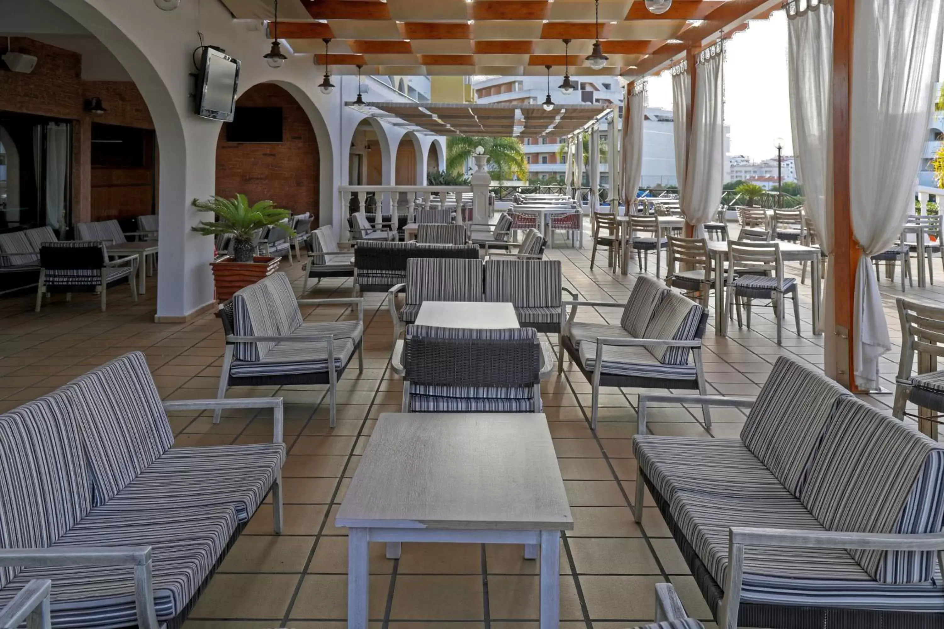 Balcony/Terrace, Restaurant/Places to Eat in Aparthotel Paladim & Alagoamar