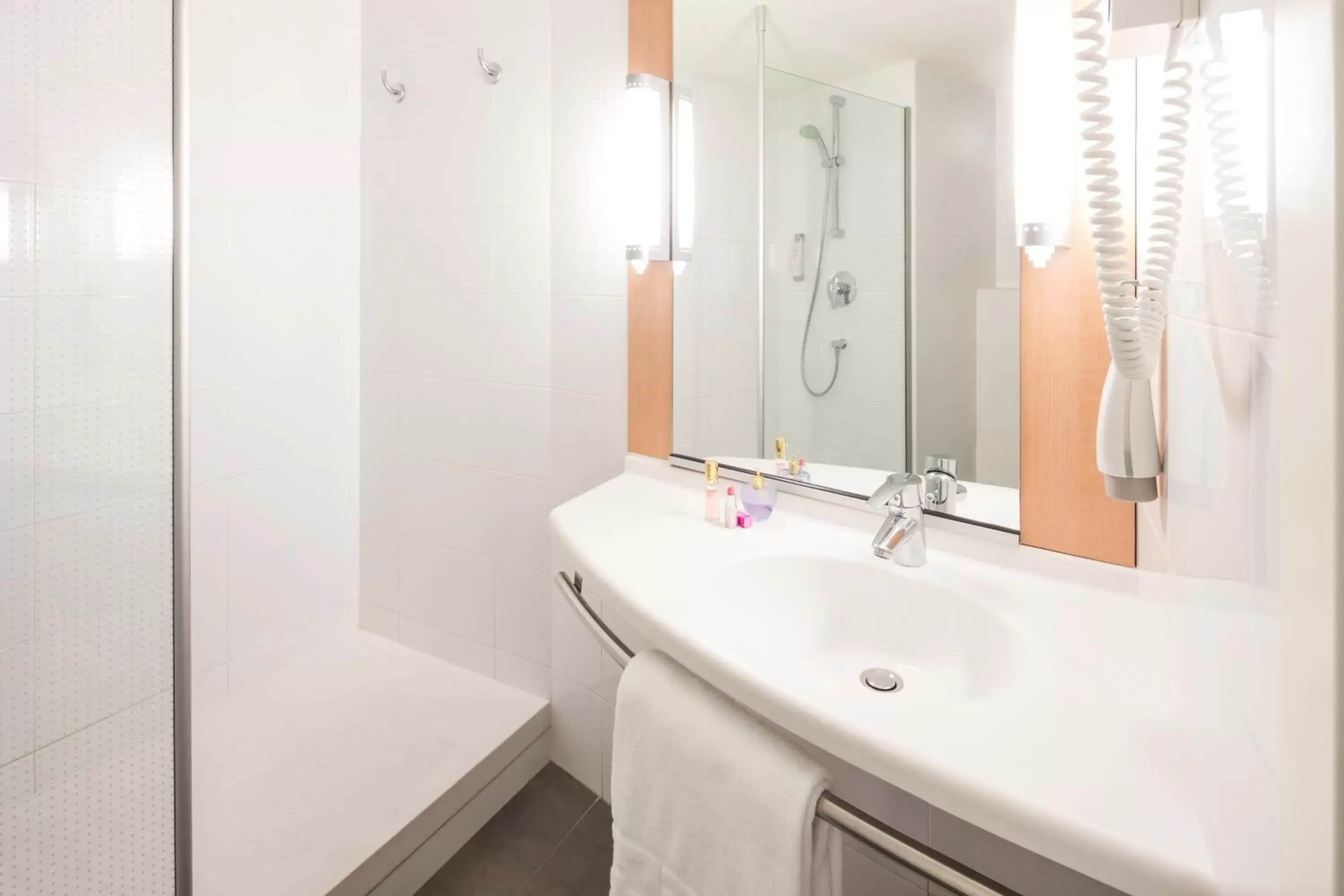 Shower, Bathroom in Ibis Girona