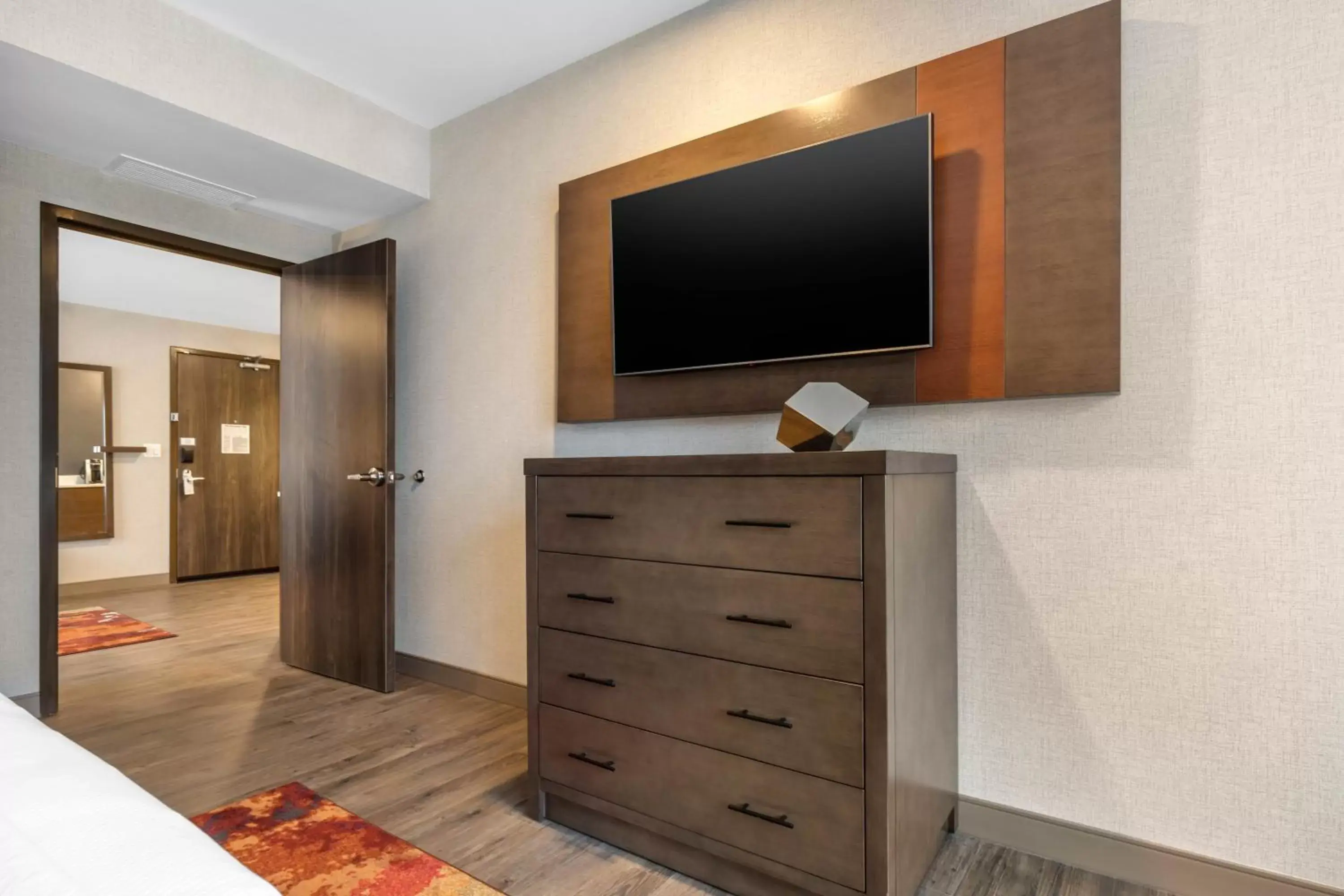 Bedroom, TV/Entertainment Center in Cambria Hotel Omaha Downtown