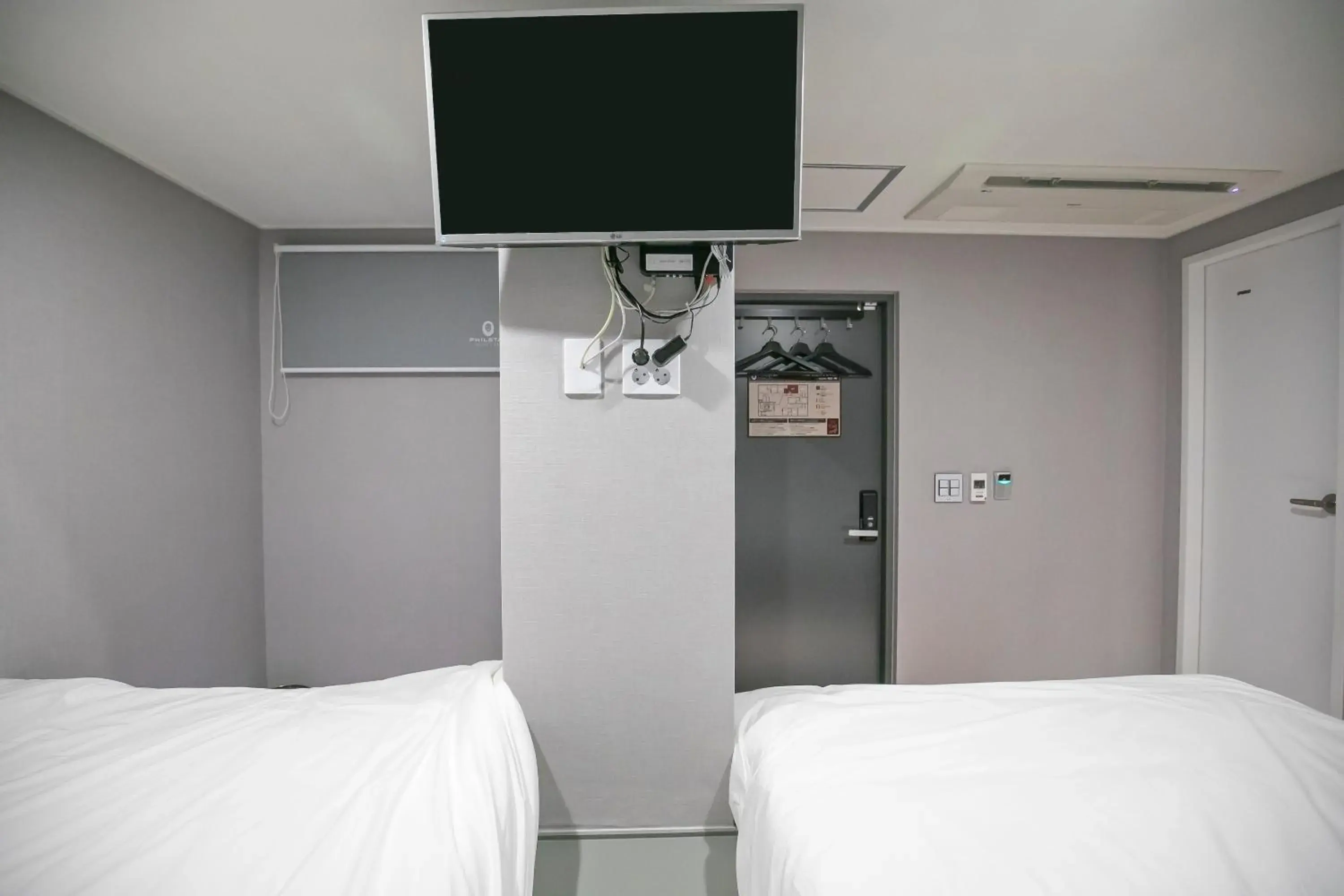 Bed, TV/Entertainment Center in Philstay Myeongdong Station