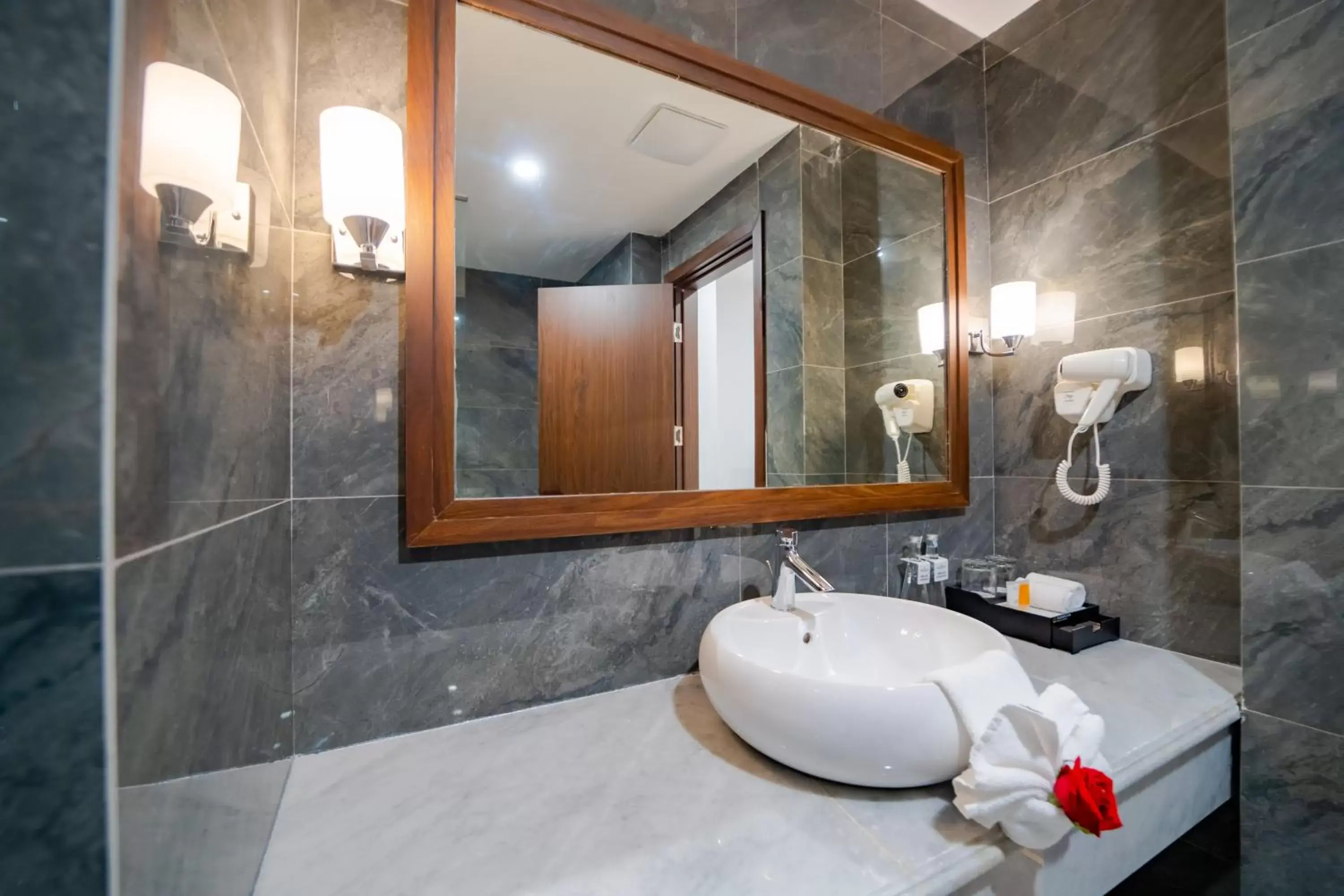 Shower in Paddington Hotel Halong Bayview Shower in Paddington Hotel Halong Bayview