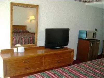 TV and multimedia, TV/Entertainment Center in Passport Inn & Suites Chaplin