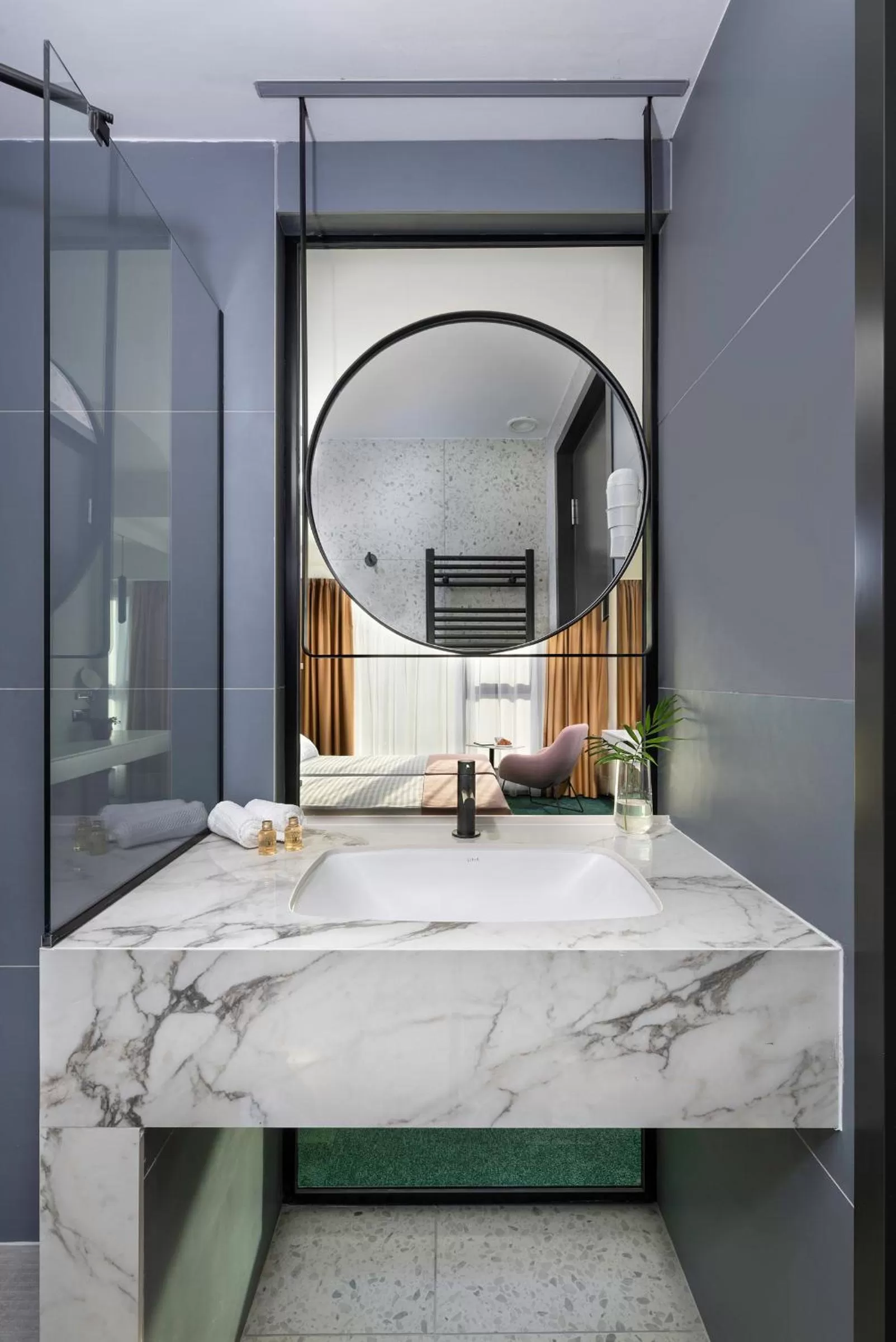 Bathroom, Bed in Hotel Tim's