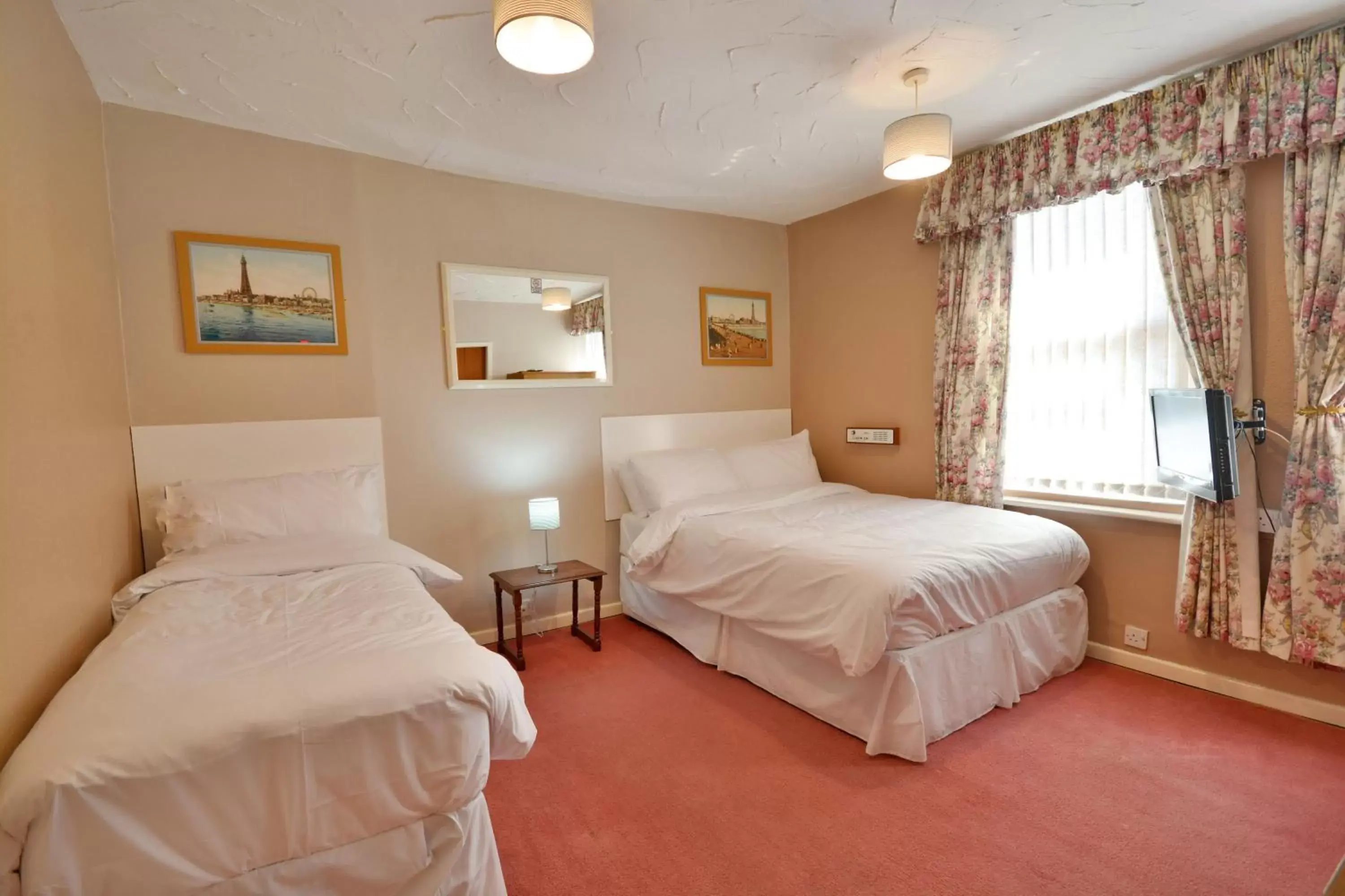 Photo of the whole room, Bed in Royal Oakwell Hotel