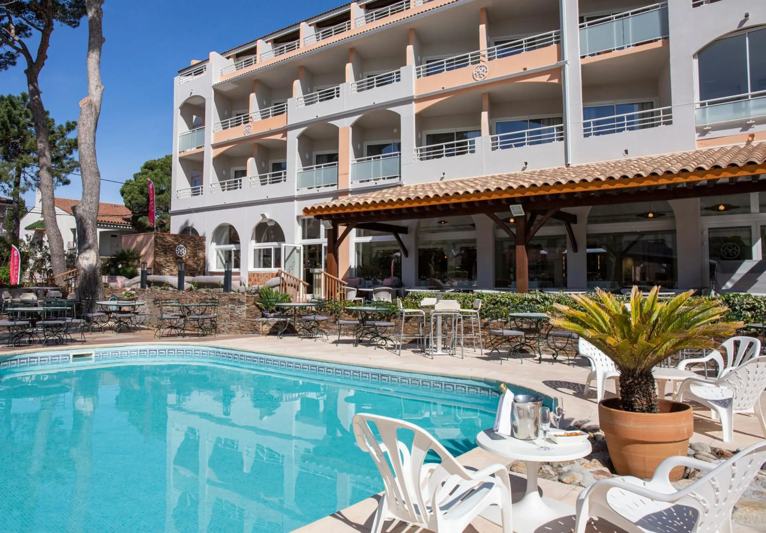 Facade/entrance, Swimming Pool in Grand Hôtel Du Lido