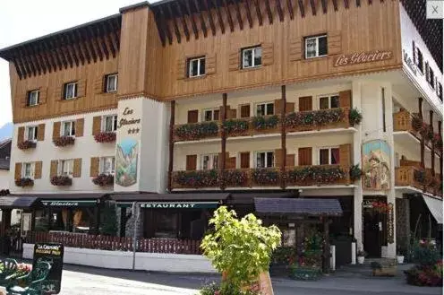 Facade/entrance, Property Building in Hôtel Les Glaciers