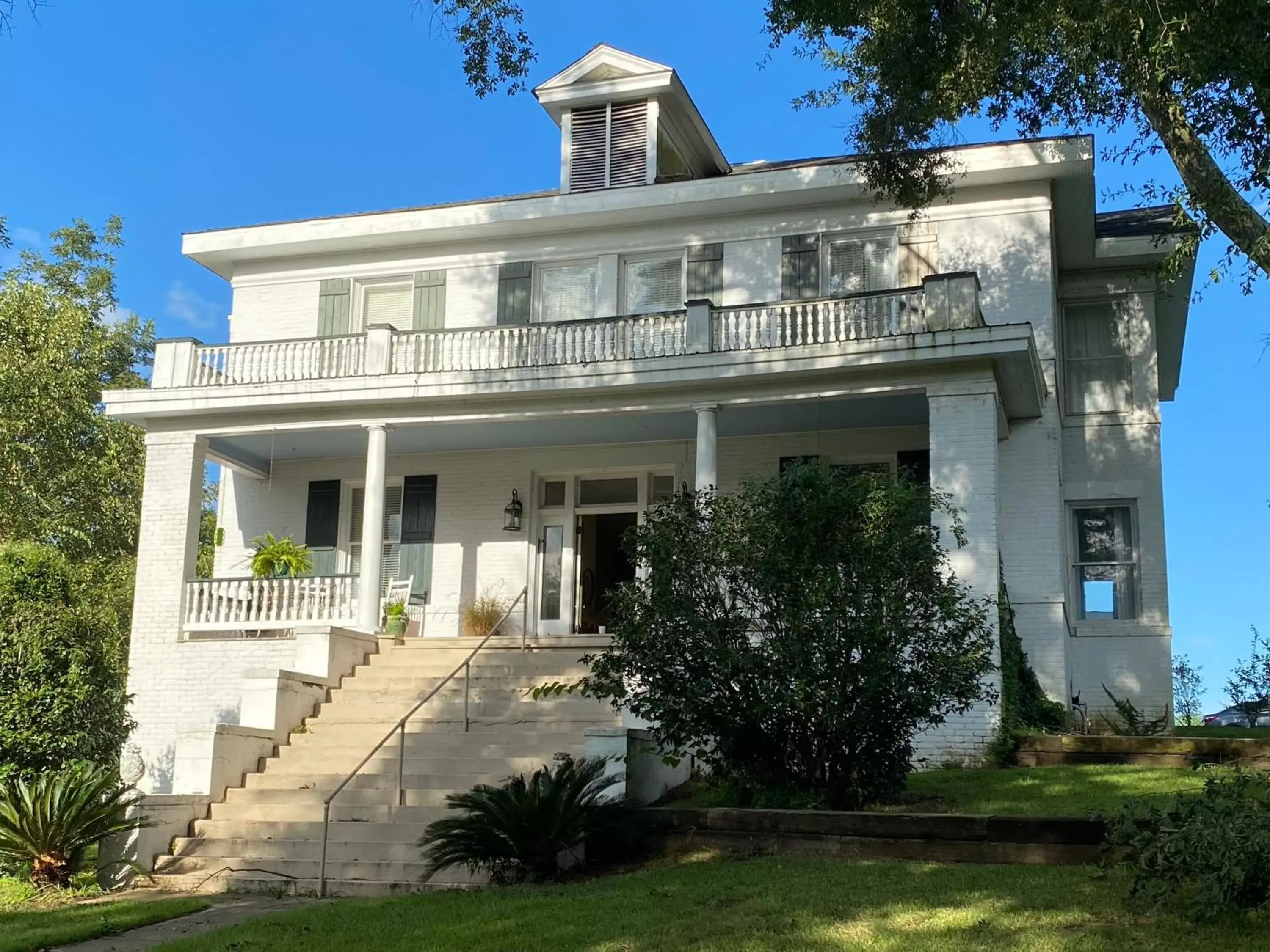 Property Building in The King's Daughters B and B on the Bluff overlooking the Mighty Mississippi