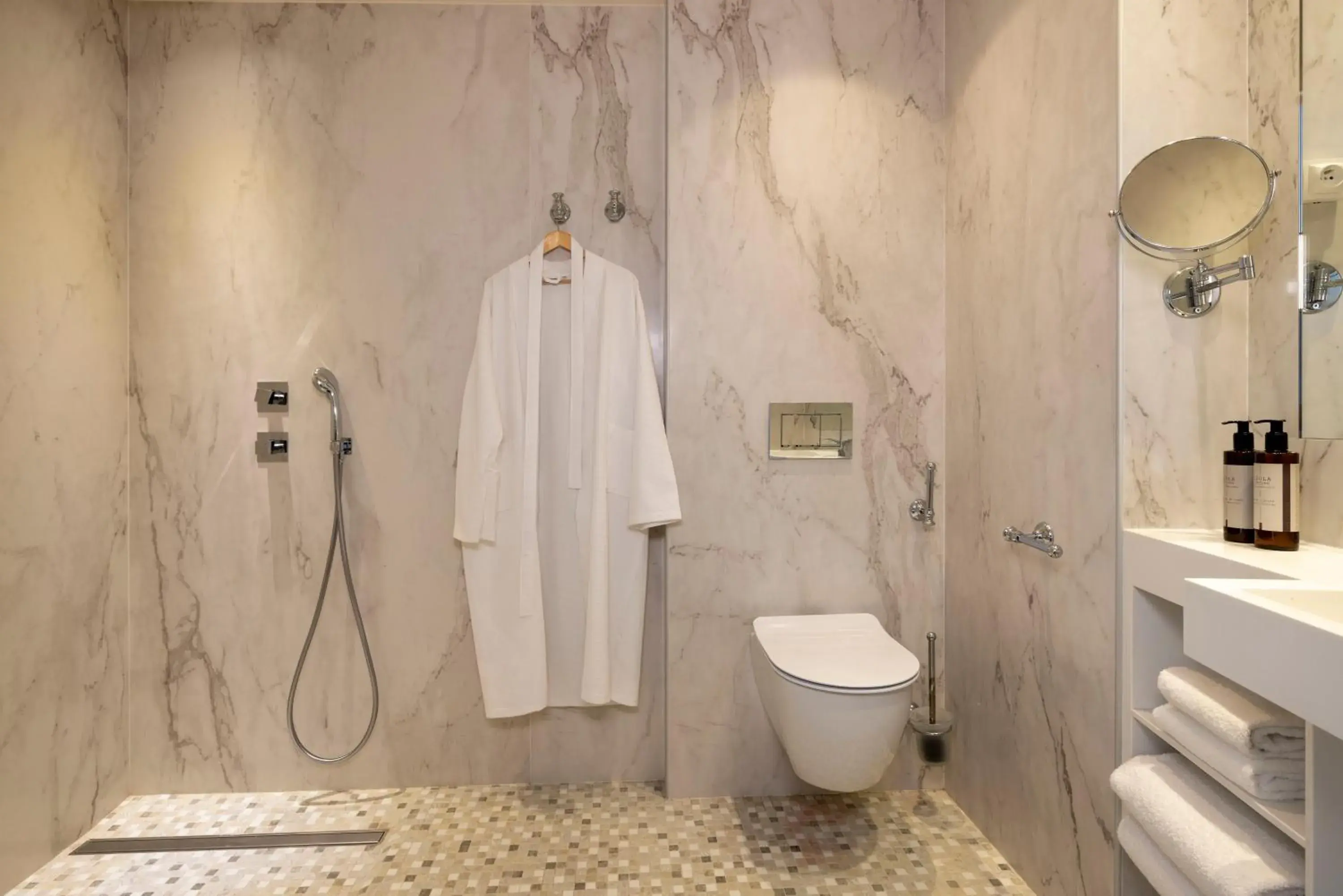 Bathroom in Hôtel Toujours & Spa