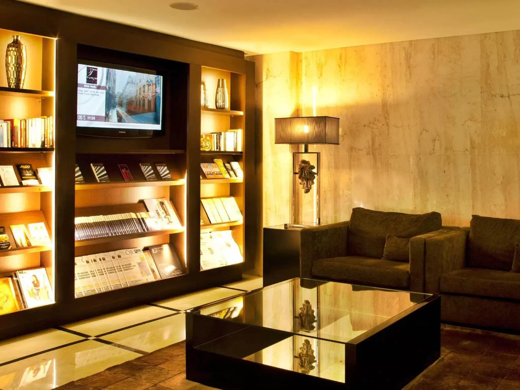 Communal lounge/ TV room in TURIM Alameda Hotel