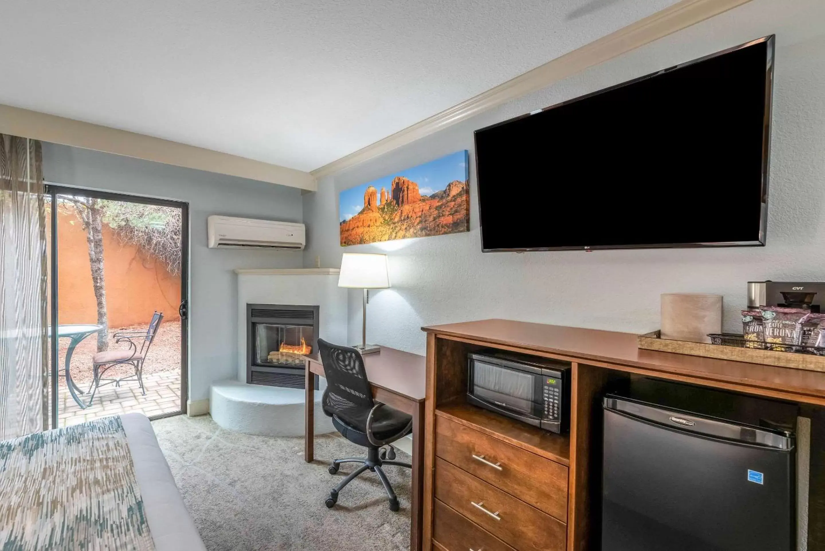 Photo of the whole room, TV/Entertainment Center in Arroyo Pinion Hotel, Ascend Hotel Collection